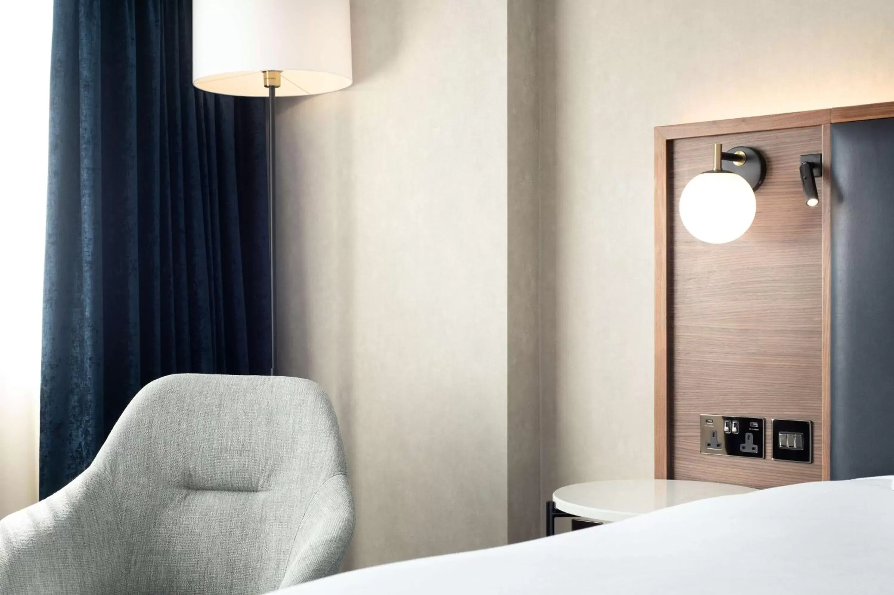 Bed, Bathroom in Hilton London Metropole