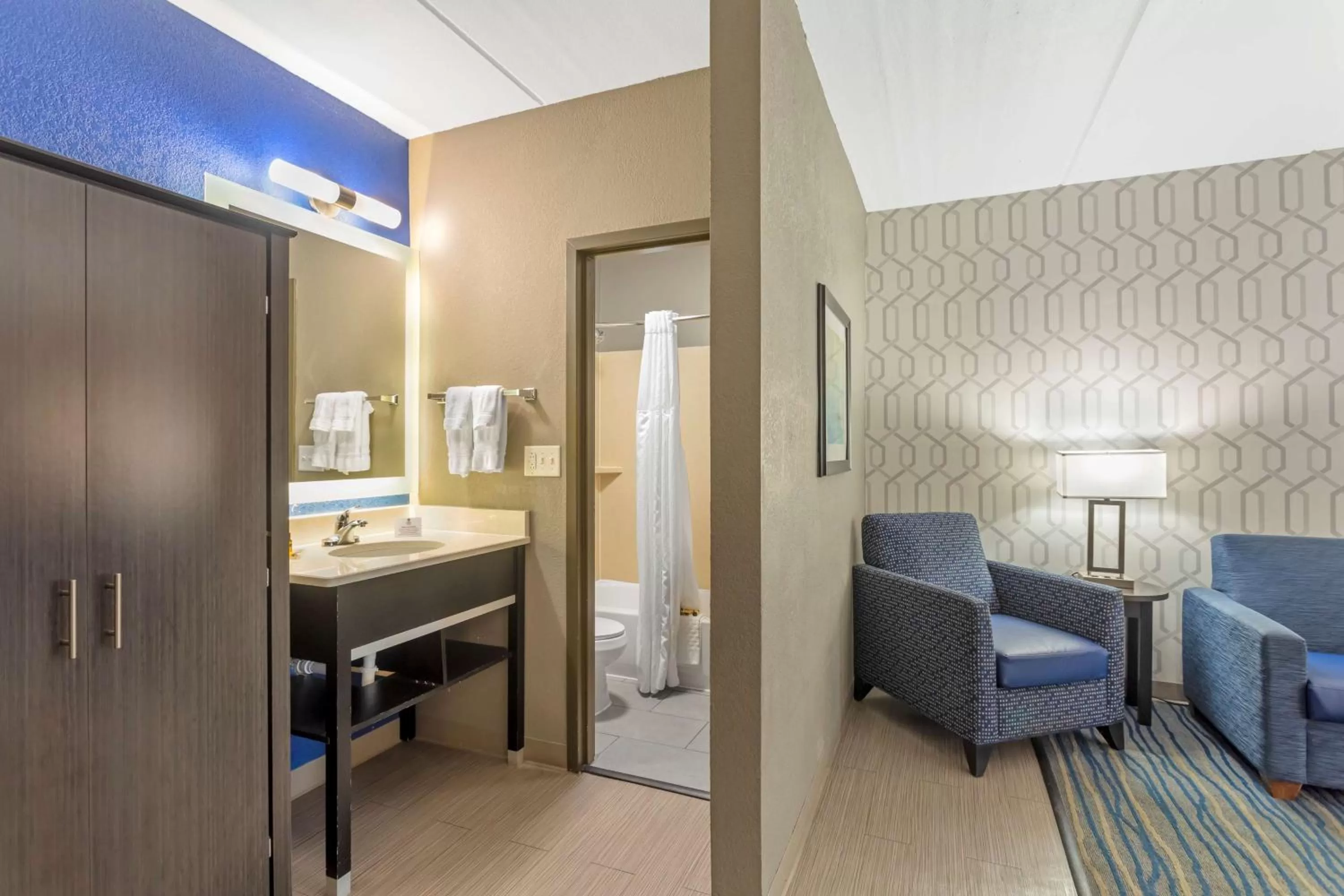 Bedroom in Best Western Plus Bowling Green