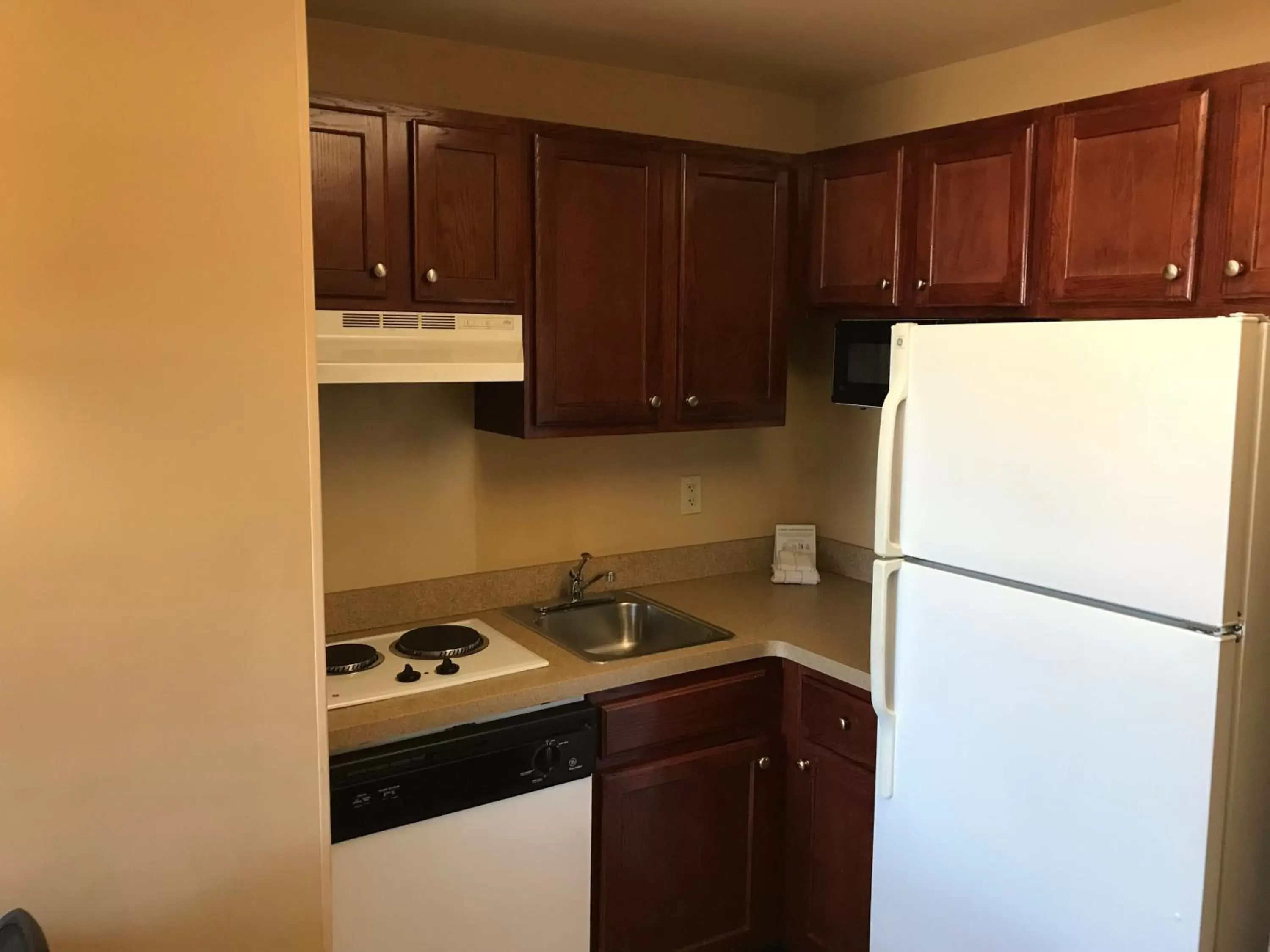 Kitchen or kitchenette, Kitchen/Kitchenette in Extended Stay America Suites - Detroit - Auburn Hills - Featherstone Rd