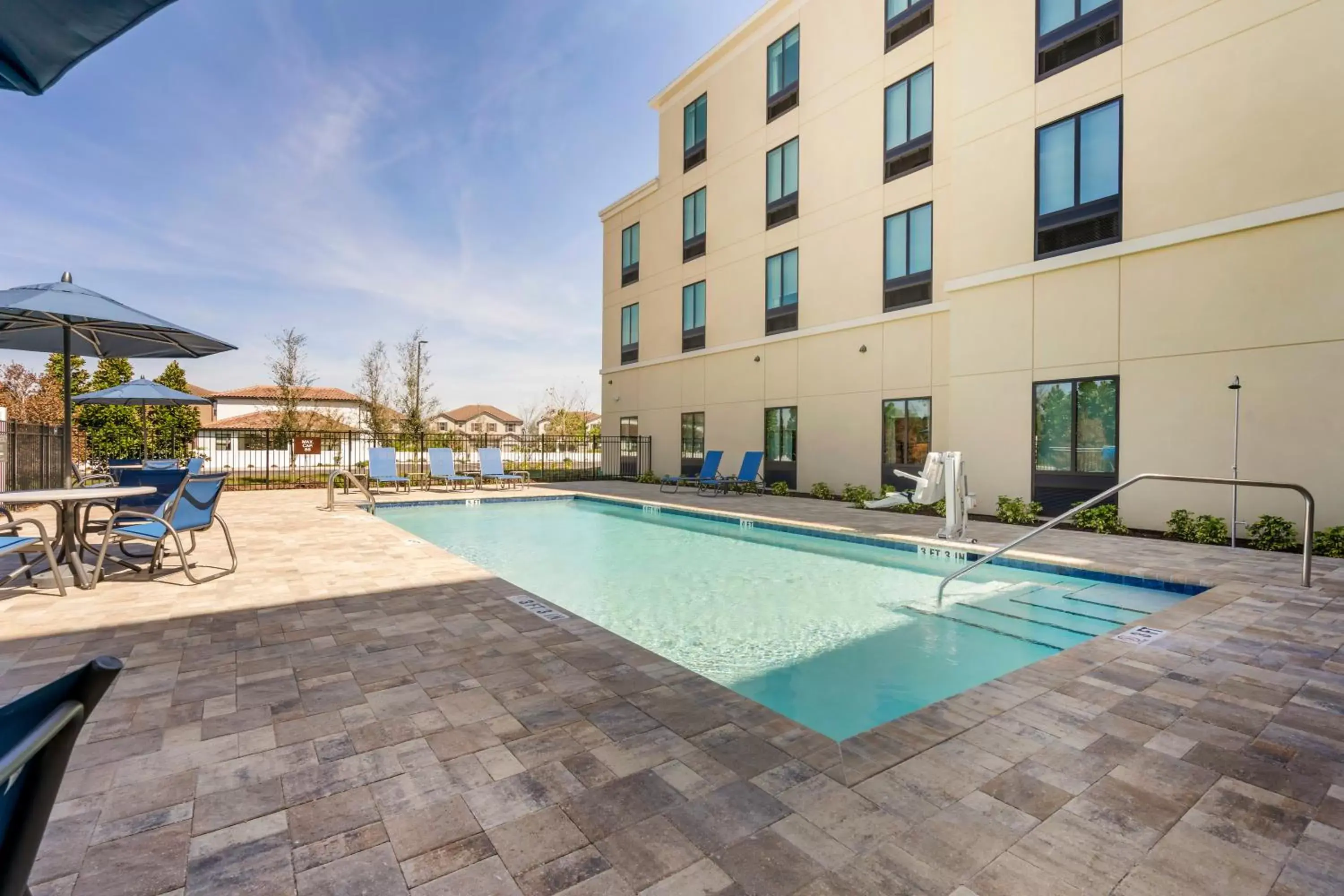 Property building, Swimming Pool in Comfort Suites Orlando Lake Buena Vista