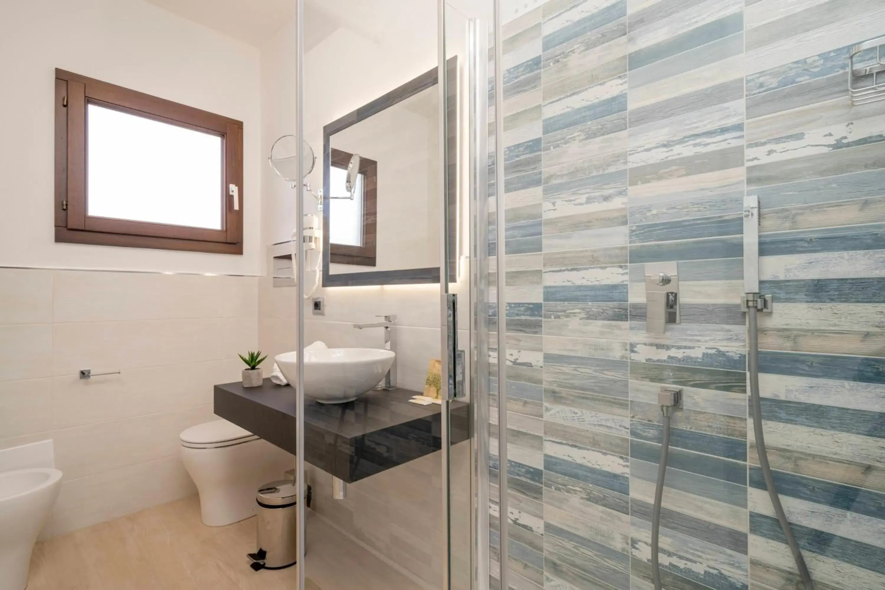Shower, Bathroom in Hotel Ristorante La Conchiglia