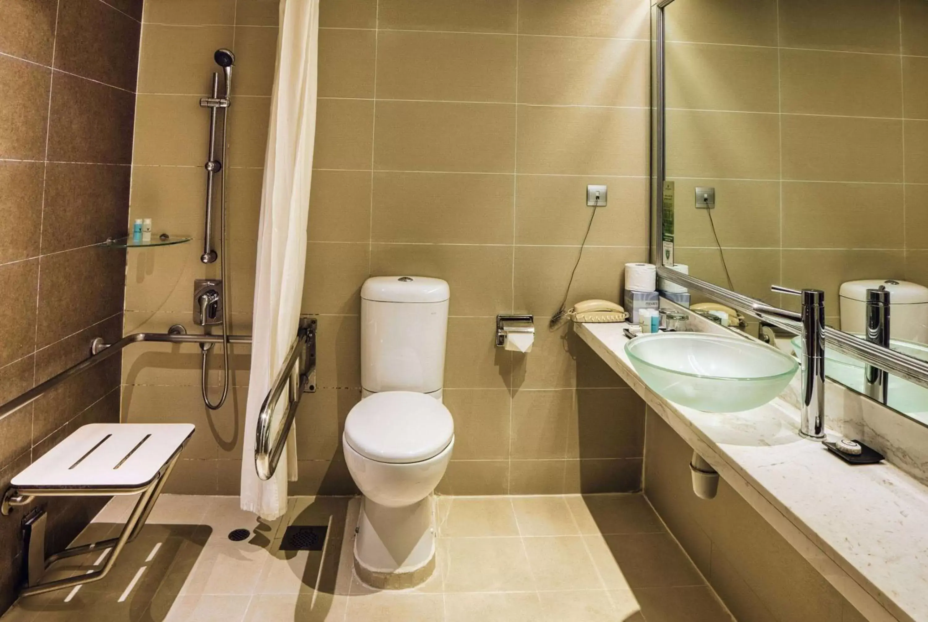 Shower, Bathroom in Peninsula Excelsior Singapore, A Wyndham Hotel