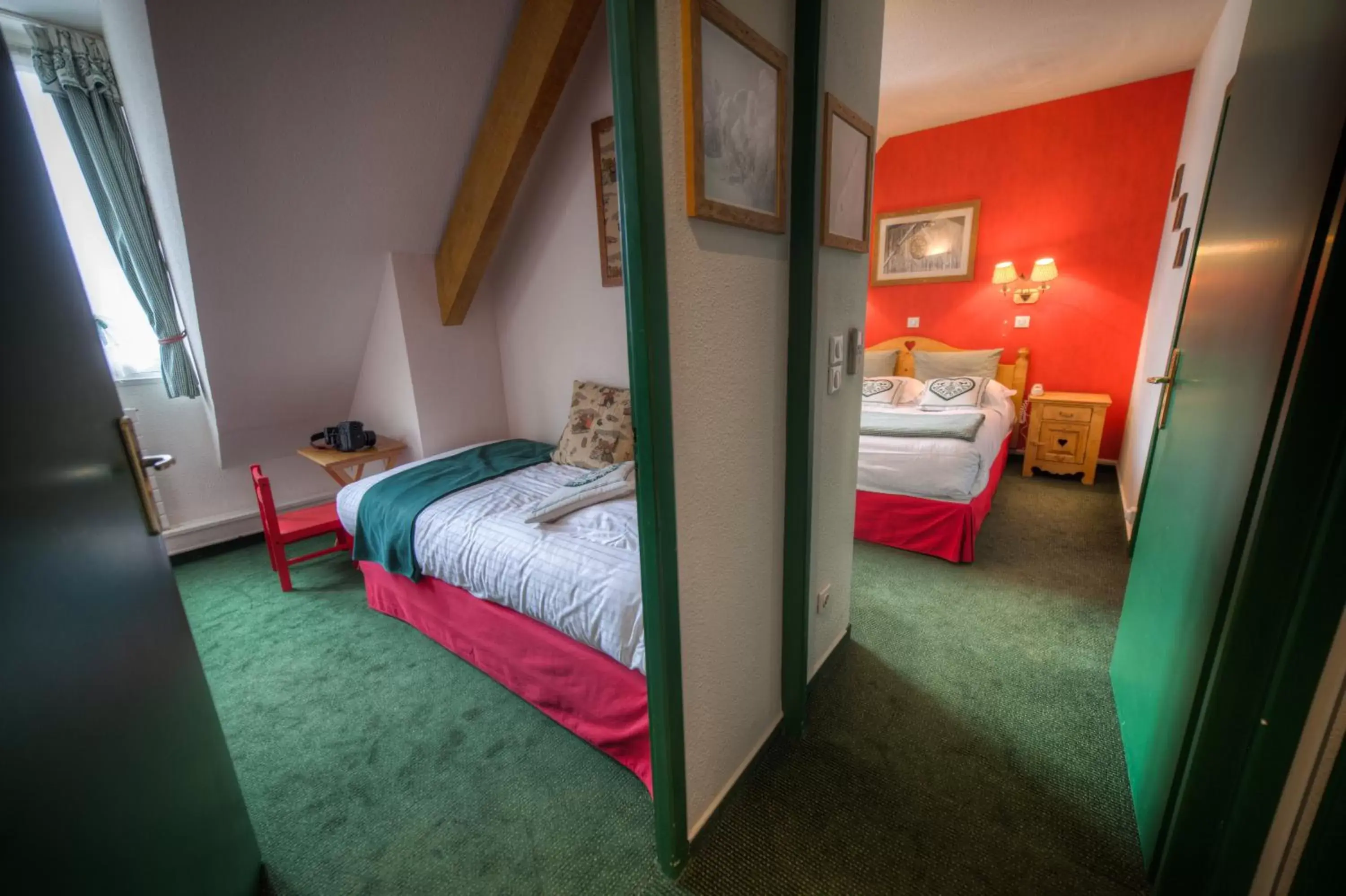 Photo of the whole room, Bed in Hôtel des Princes, Chambéry Centre