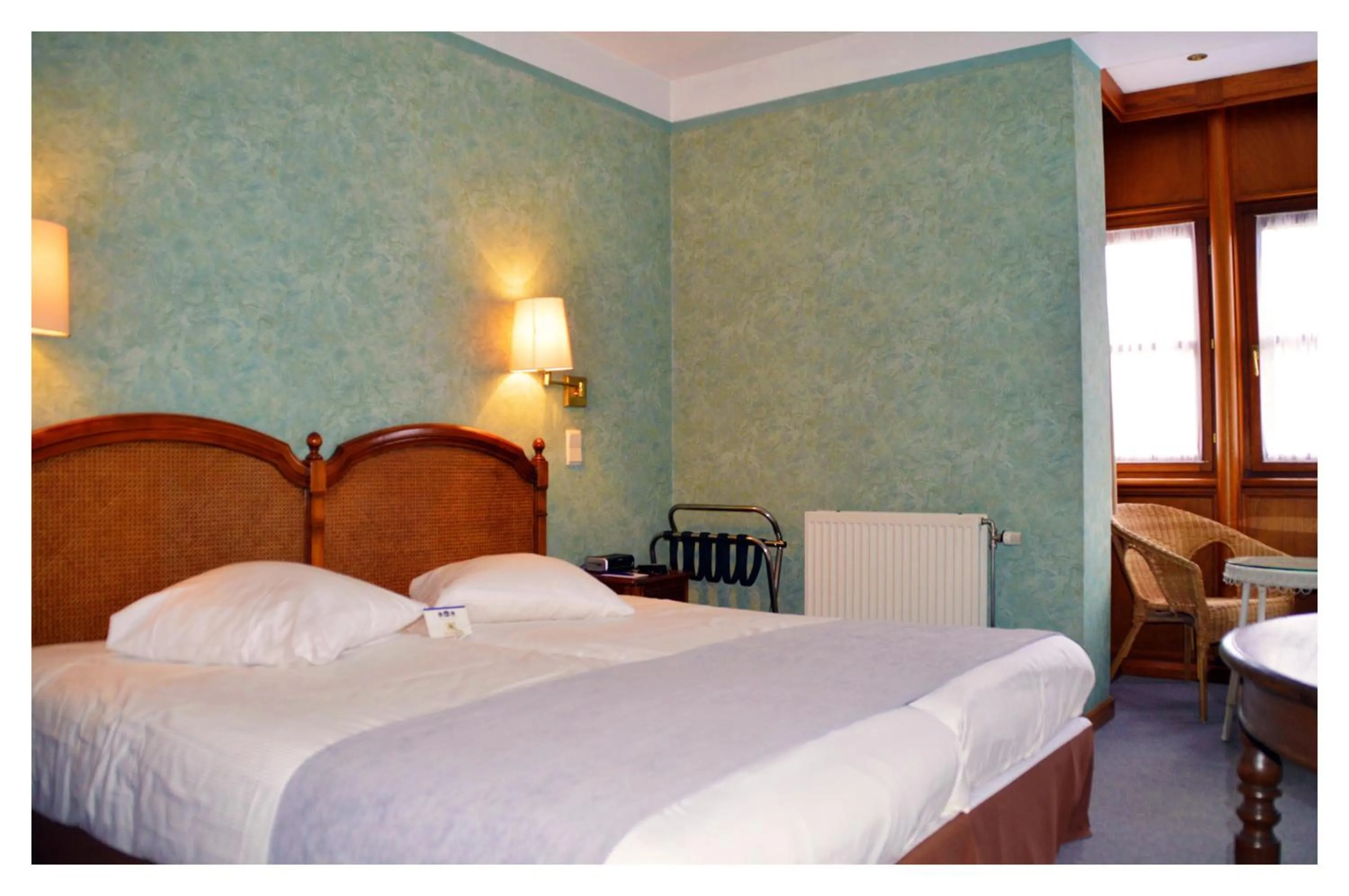 Standard Twin Room with River View in Hotel La Porte de France