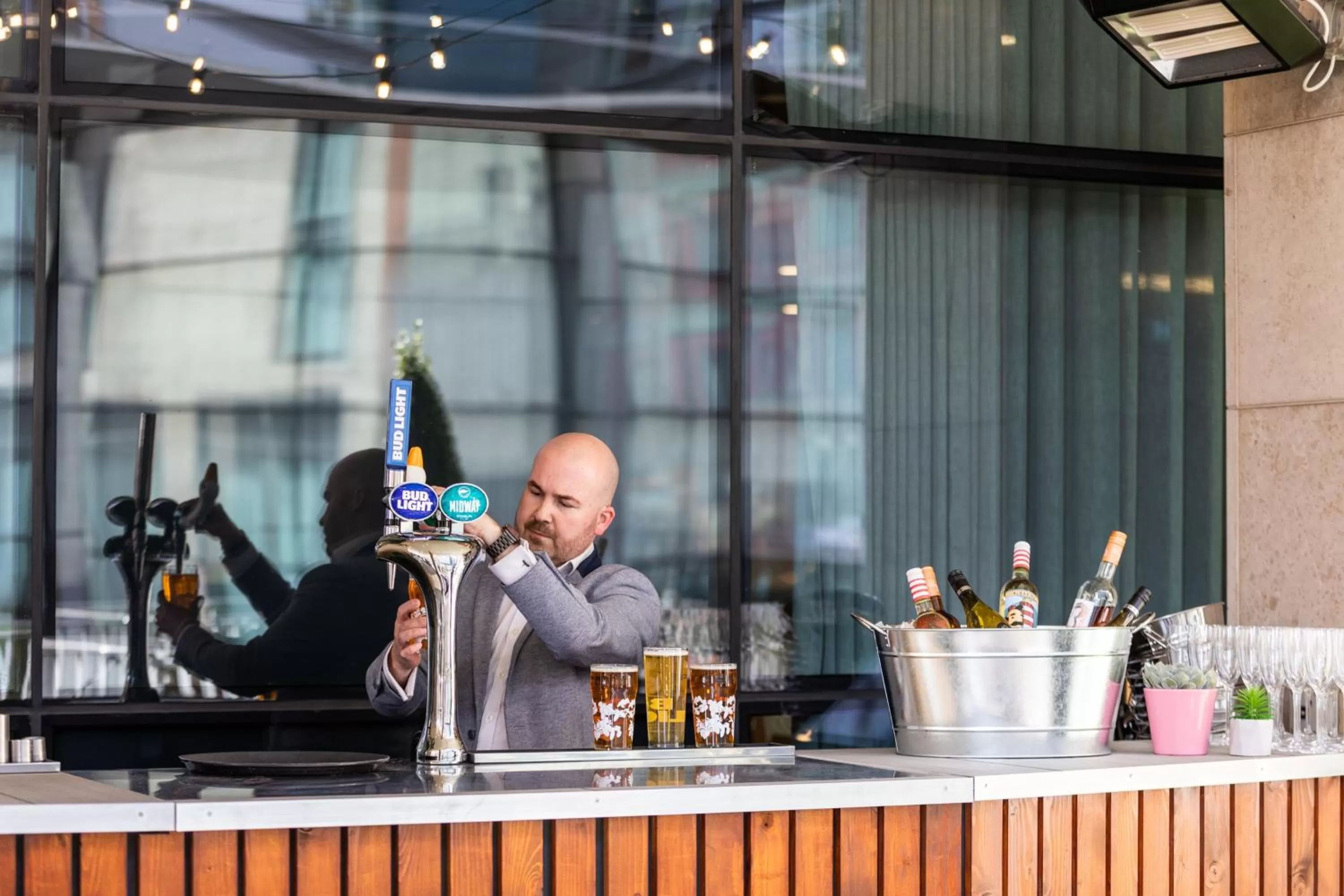 Lounge or bar in Holiday Inn Manchester - City Centre by IHG