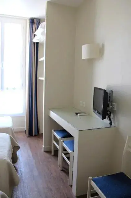 TV and multimedia, TV/Entertainment Center in Hotel Le Havre Bleu