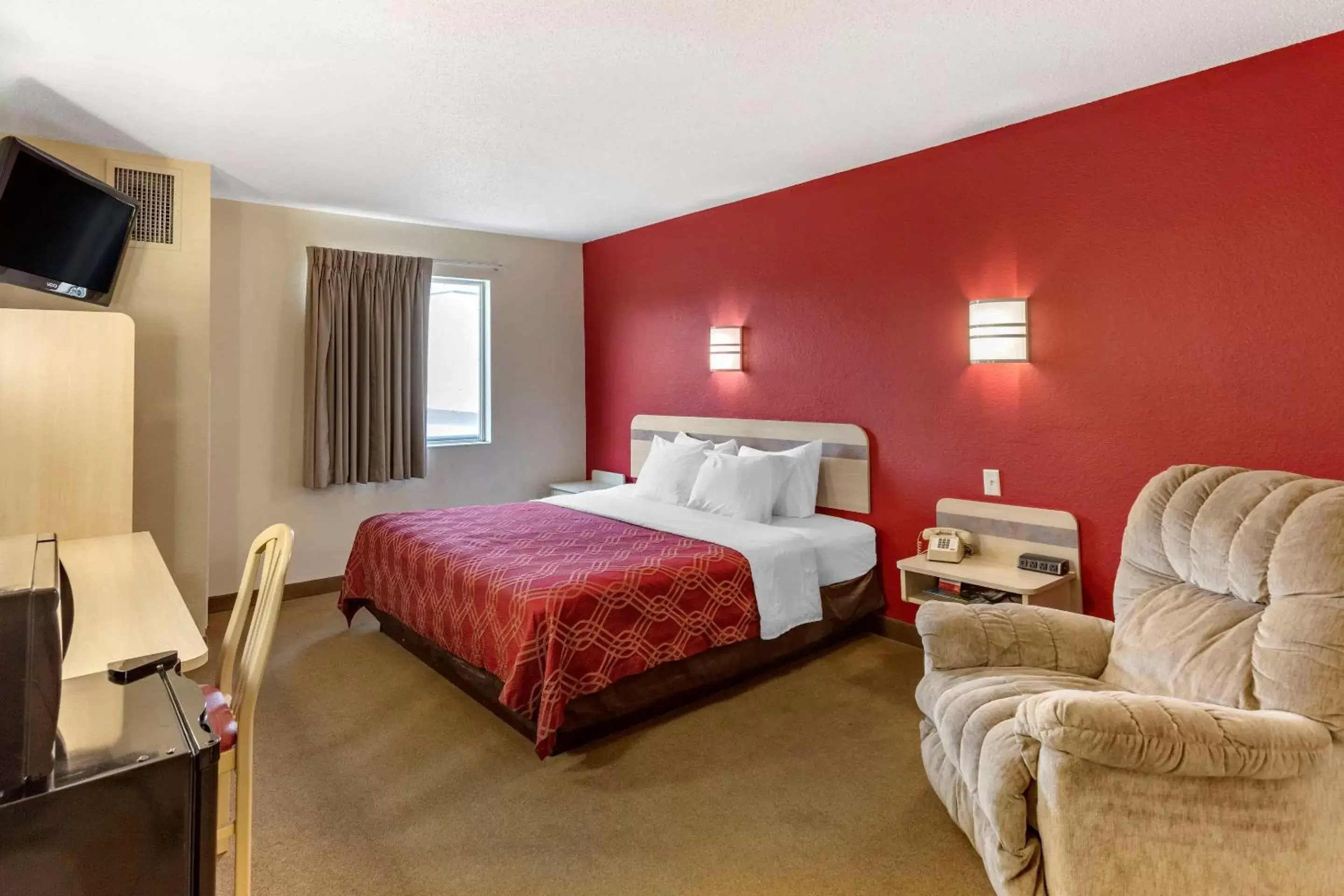 Photo of the whole room, Bed in Econo Lodge Belle Fourche