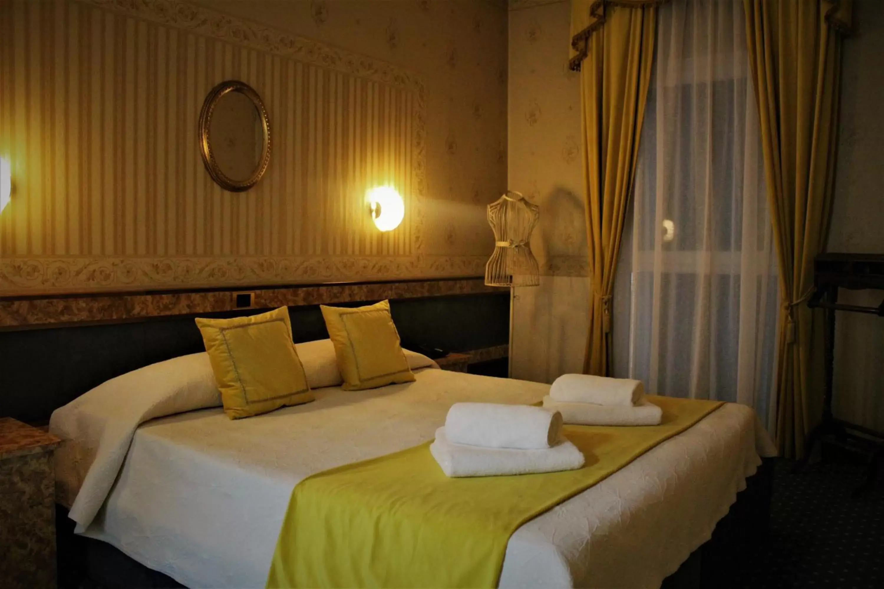 Bedroom, Bed in Hotel Villa Pigalle