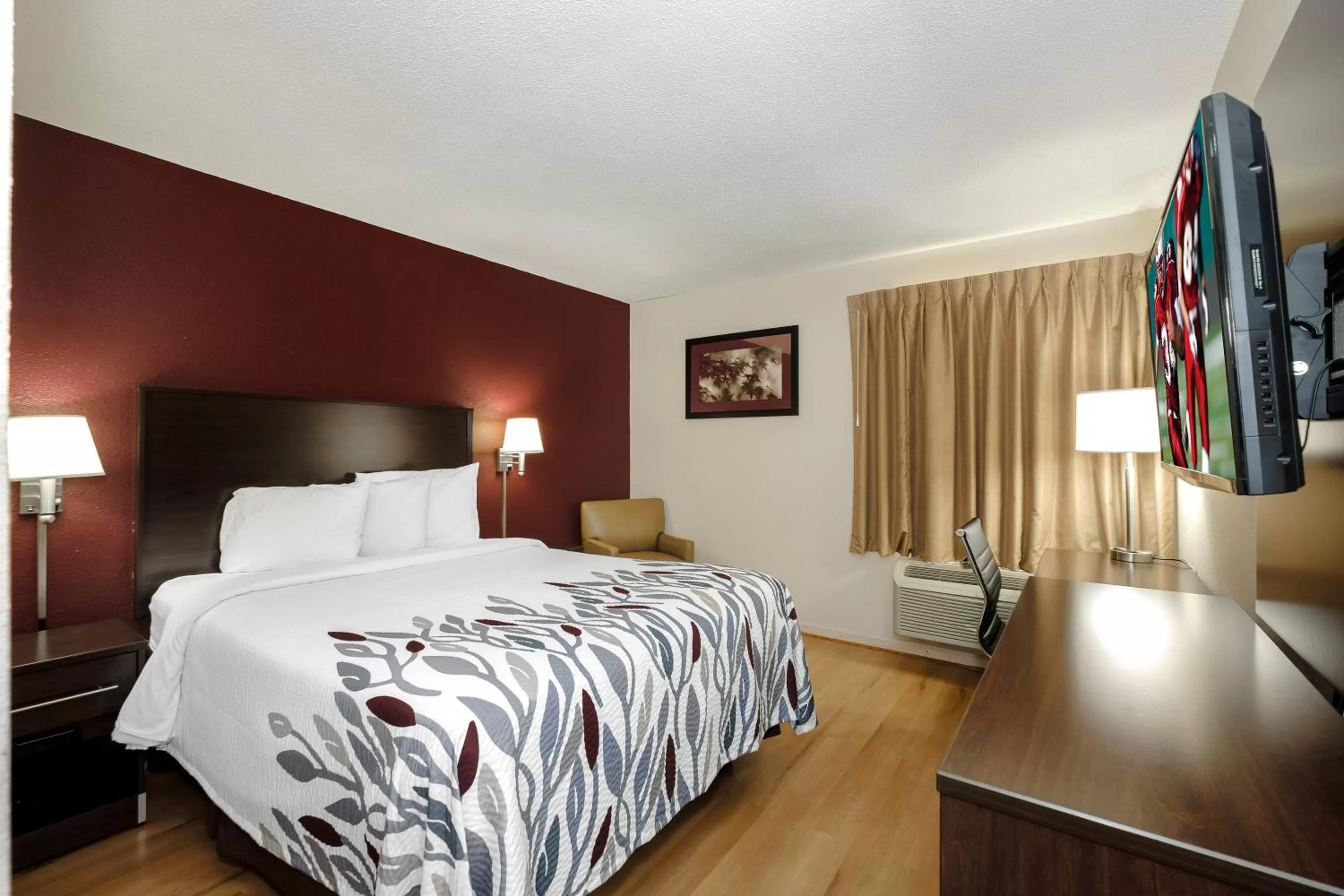 Photo of the whole room, Bed in Red Roof Inn Hillsville