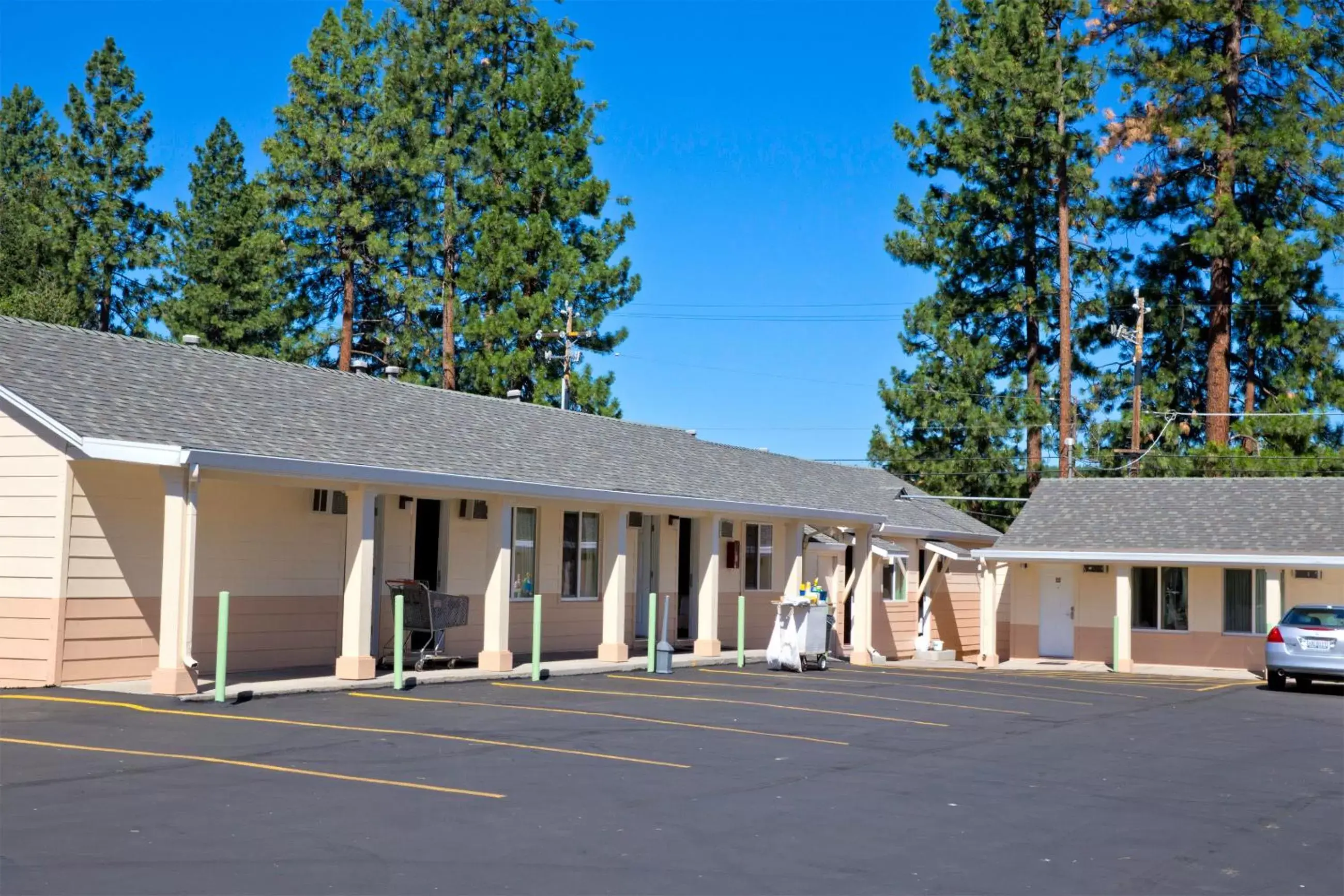 Day, Property Building in Shasta Pines Motel & Suites