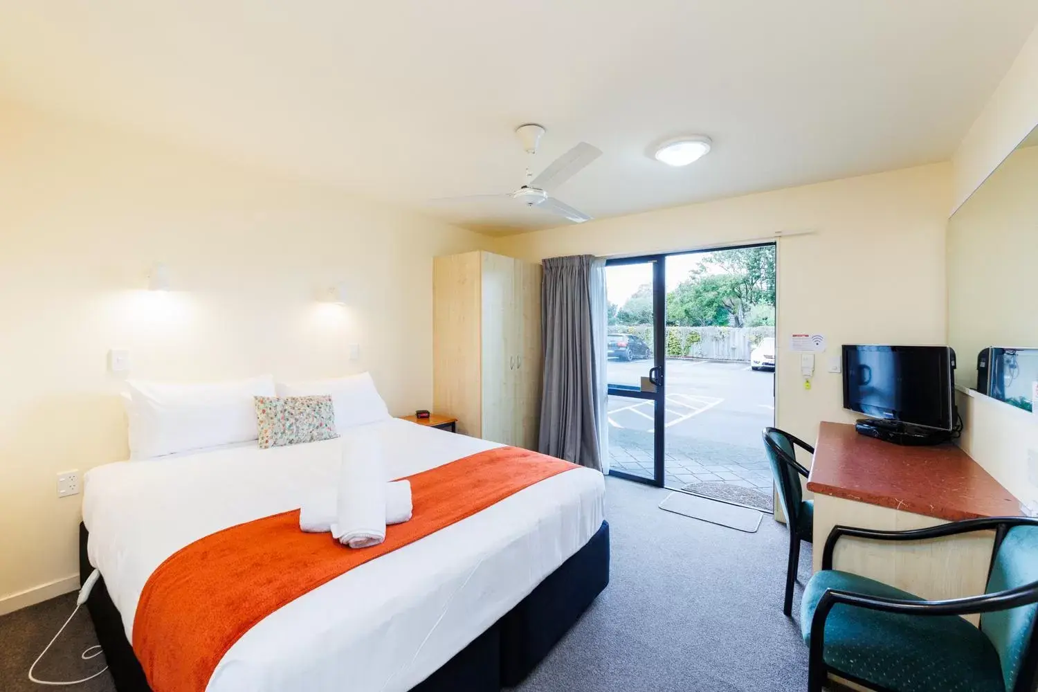 Photo of the whole room, Bed in Bella Vista Motel Palmerston North