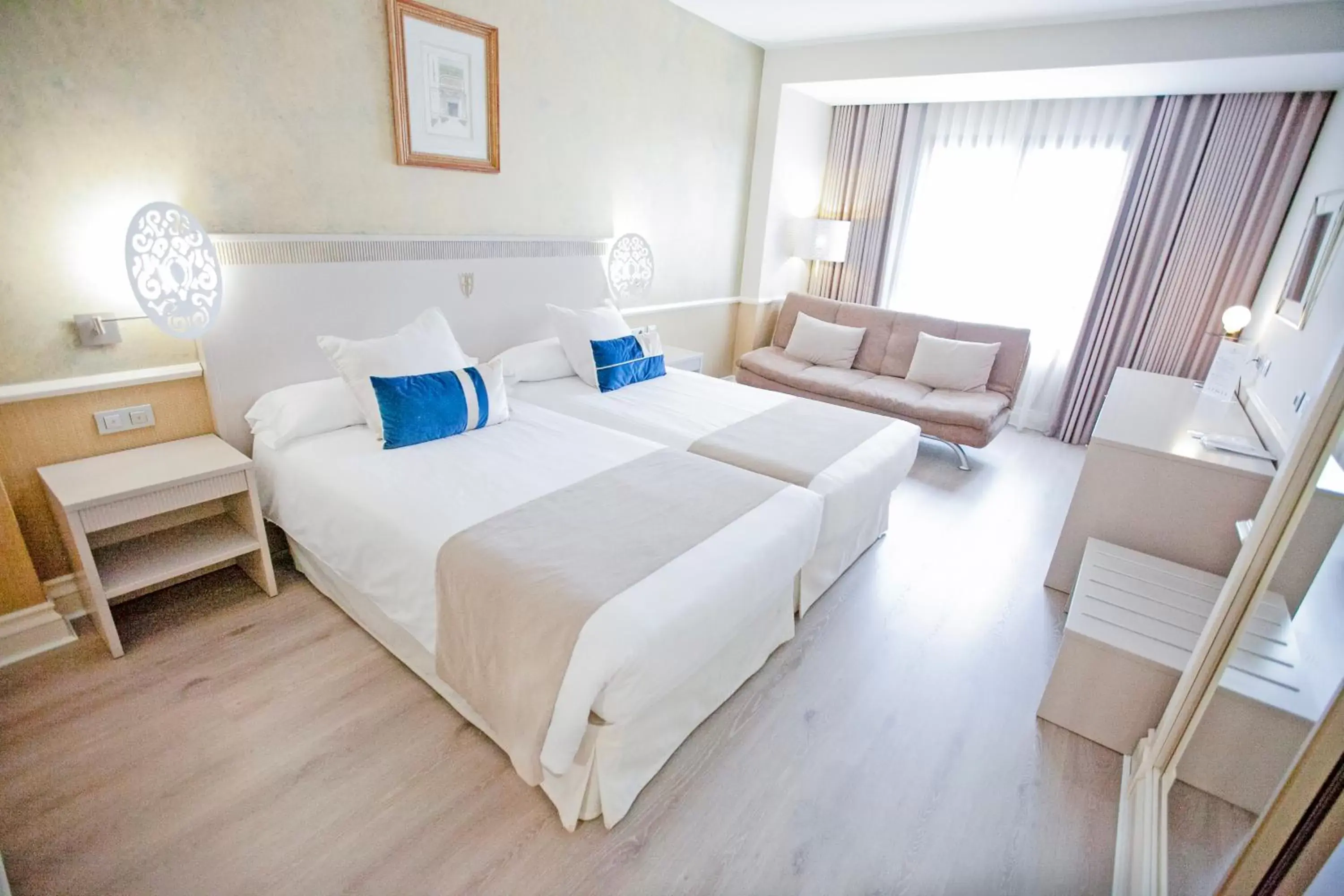 Triple Room in Hotel Alfonso VIII Triple Room in Hotel Alfonso VIII