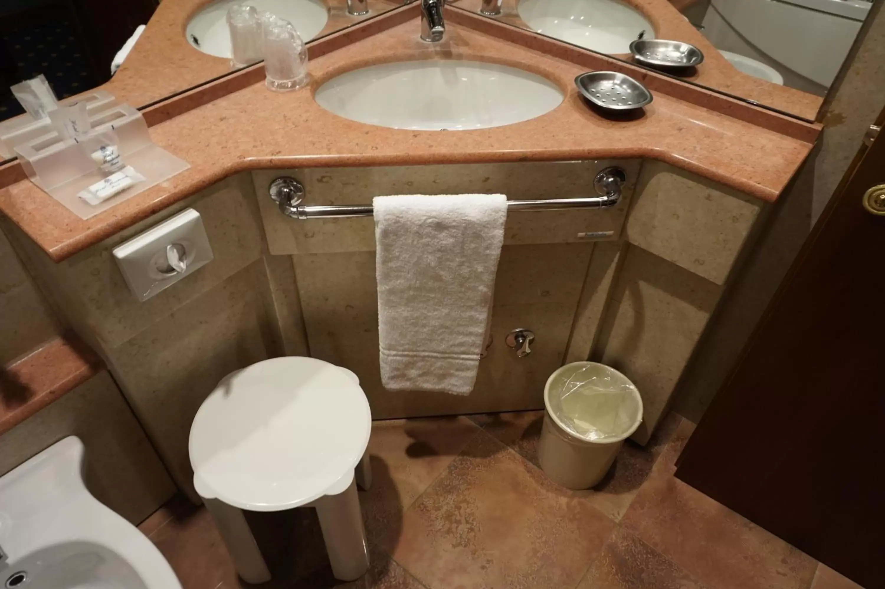 Toilet, Bathroom in Hotel Montecarlo