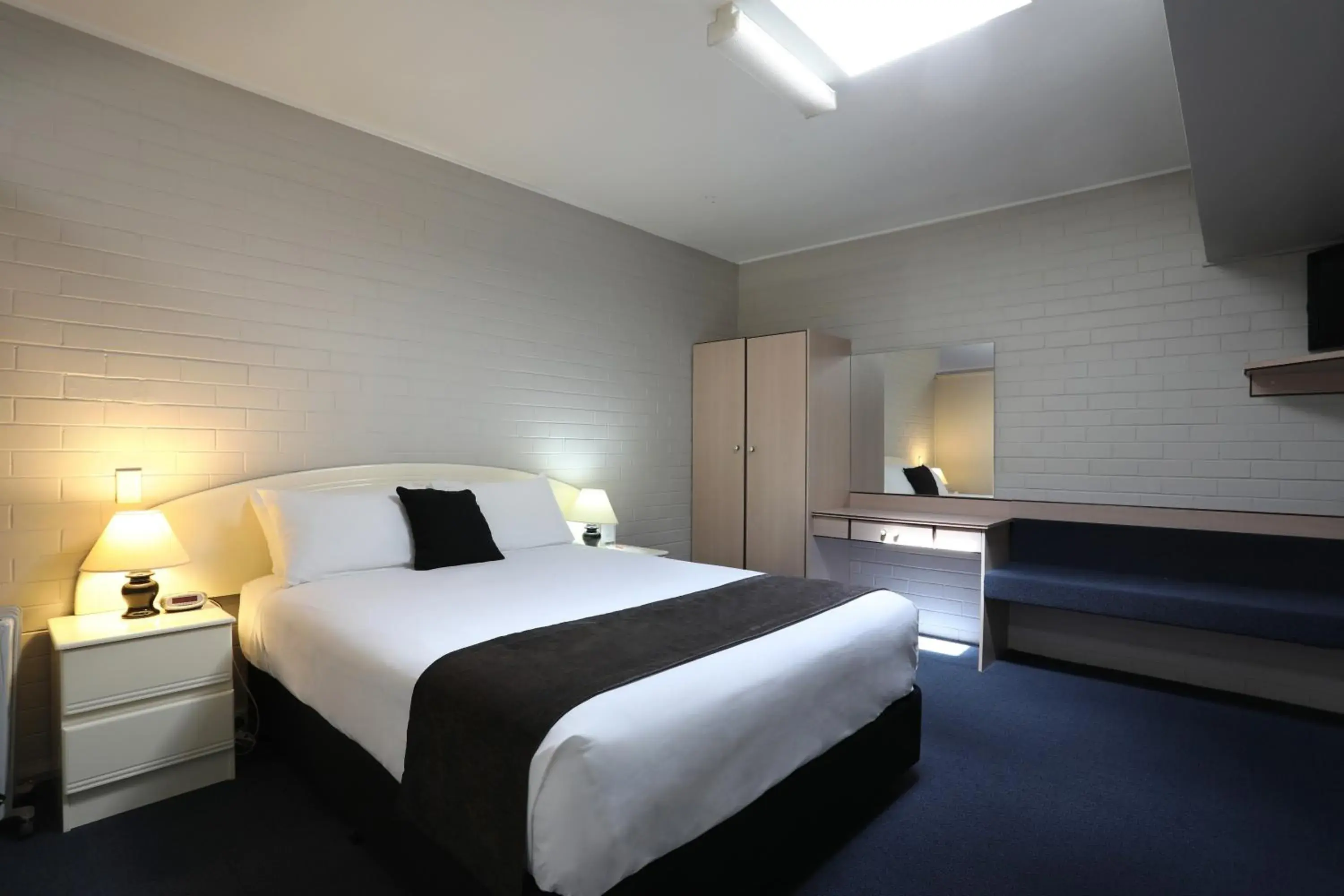 Bedroom, Bed in Redhill Tamworth Motor Inn and Conference Centre