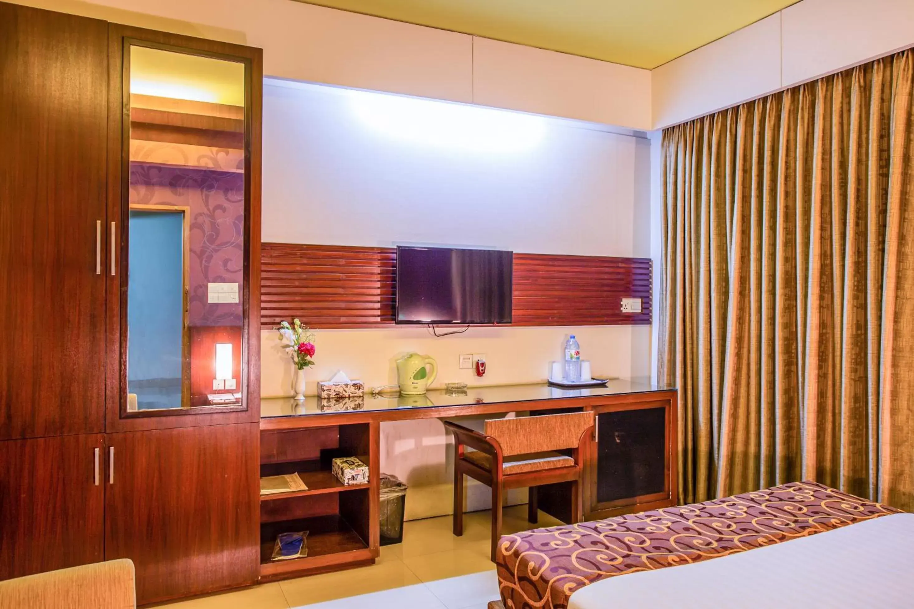 TV and multimedia, TV/Entertainment Center in Hotel La Villa Western by Sea Pearl Beach Resort & Spa