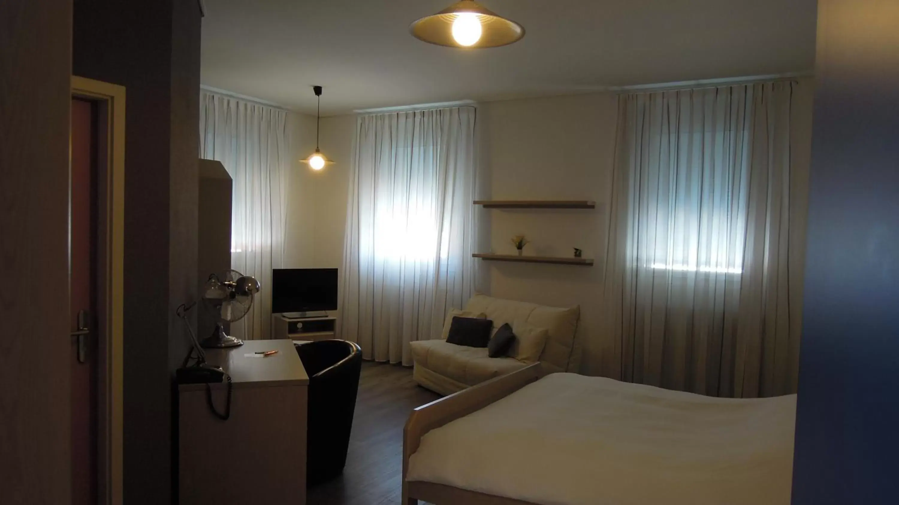 Photo of the whole room, Bed in Les Chambres du CTN