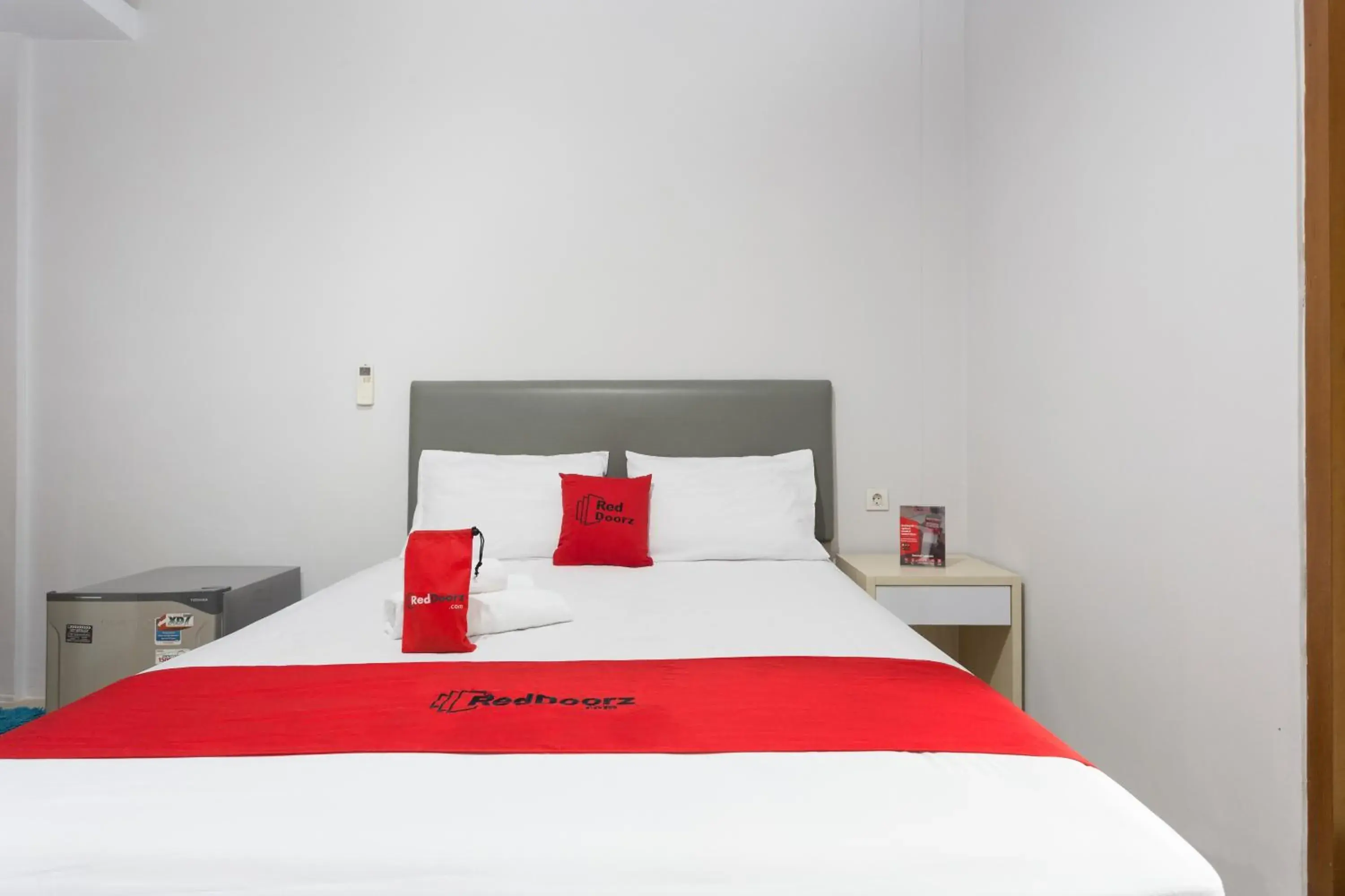 Bedroom, Bed in RedDoorz Plus near Cilandak Town Square 2