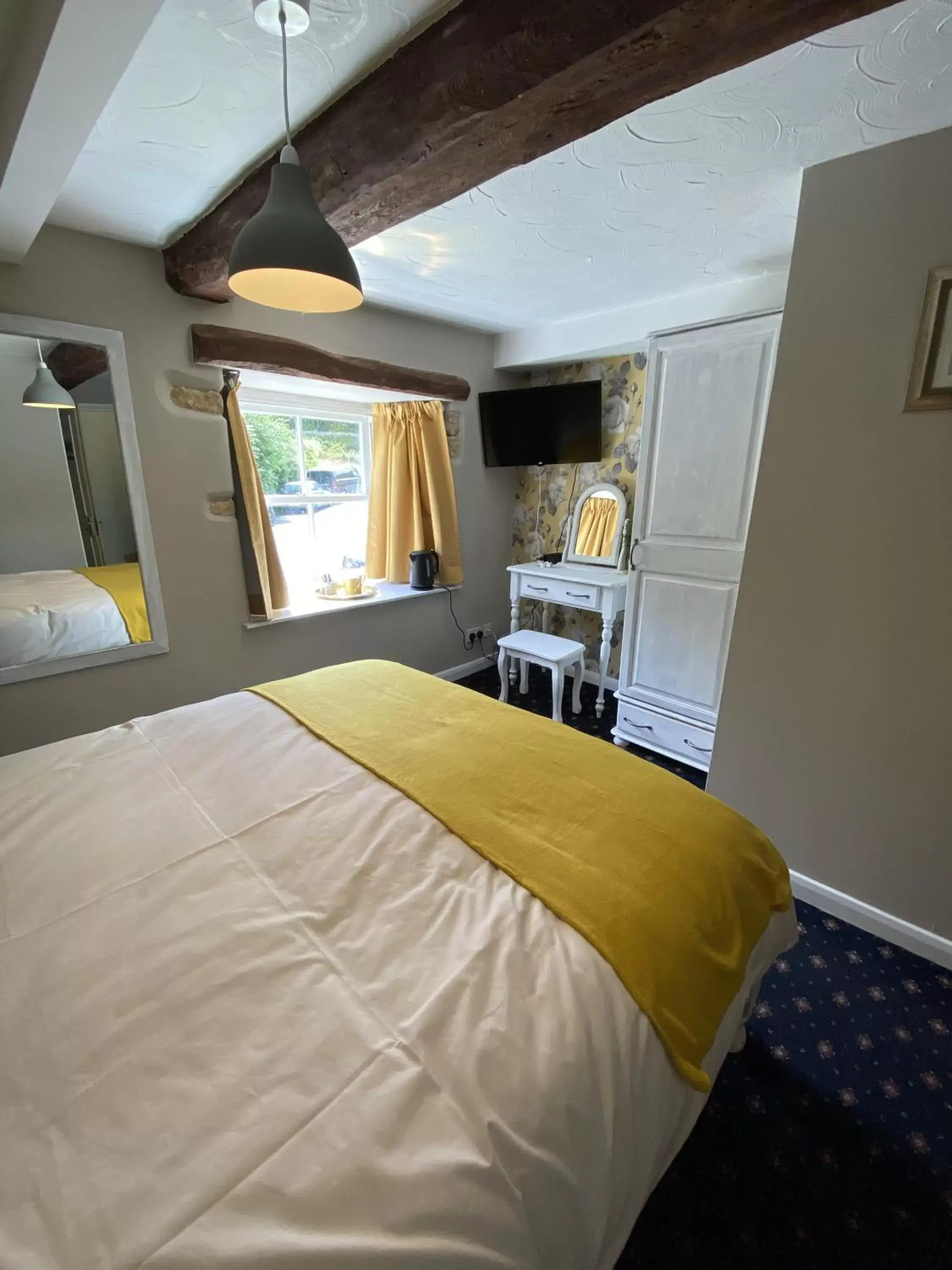 Bedroom, Bed in The Black Horse Inn