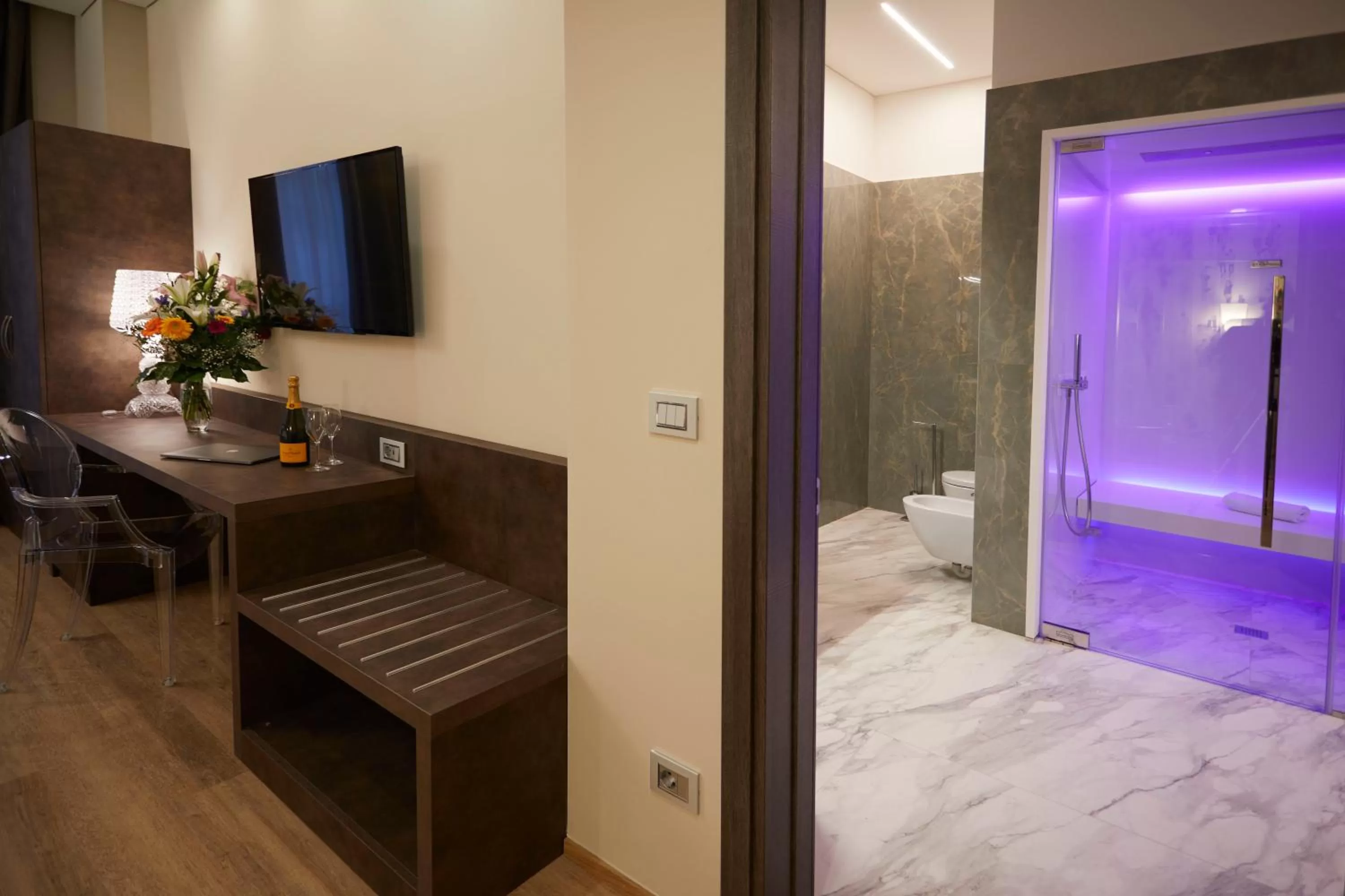 TV and multimedia, Bed in Hotel Concord