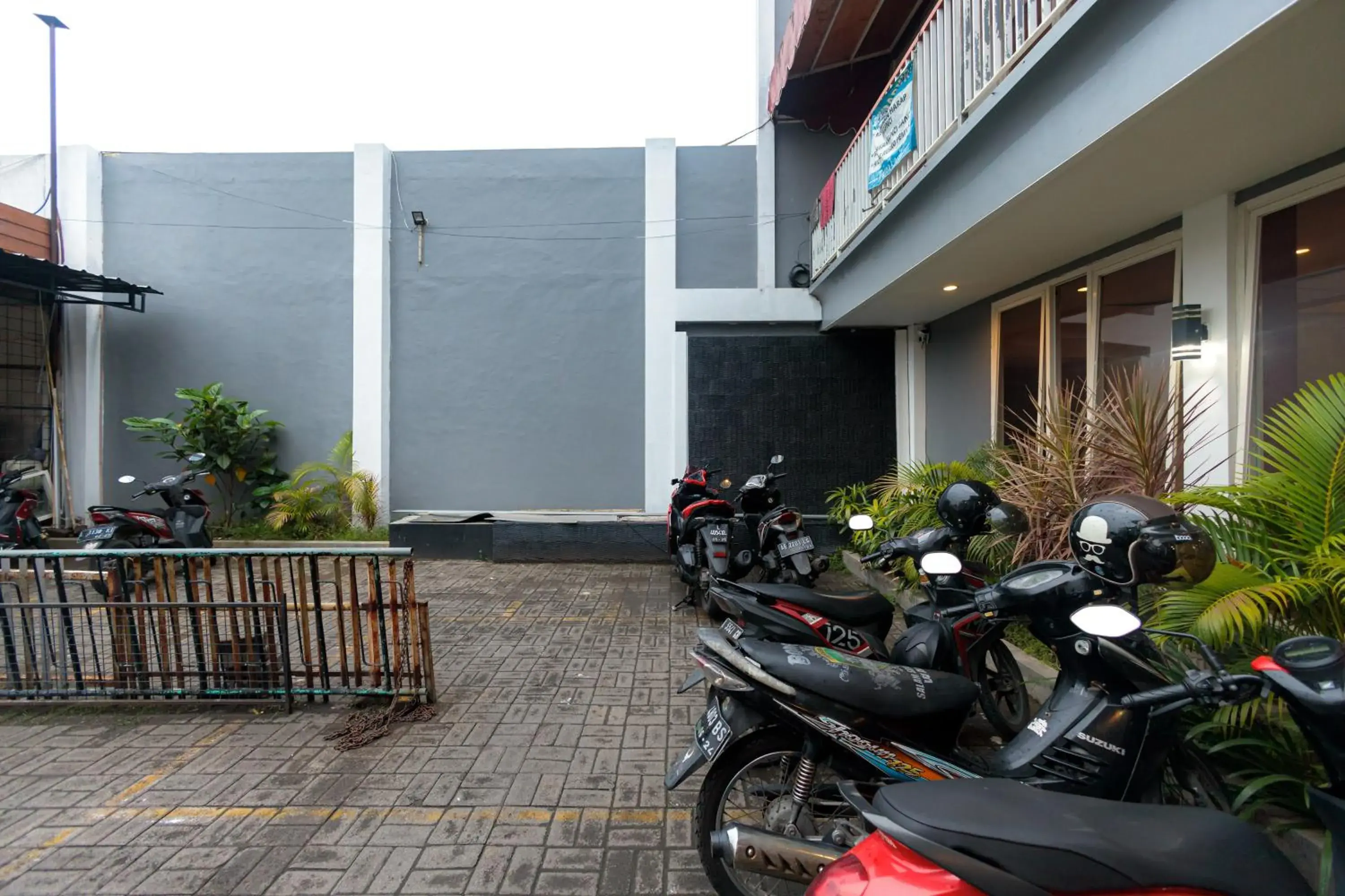 Parking in RedDoorz @ Kutisari Surabaya