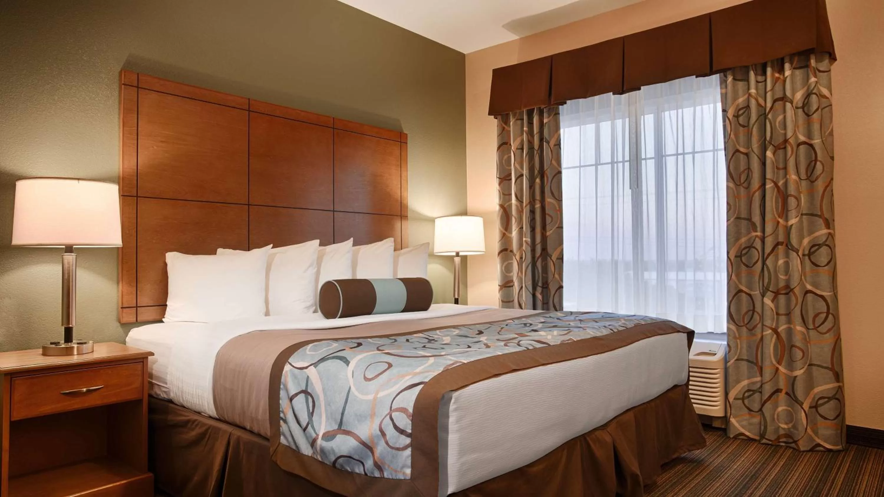 King Room with Roll-In Shower - Disability Access in Best Western Plus Seminole Hotel & Suites
