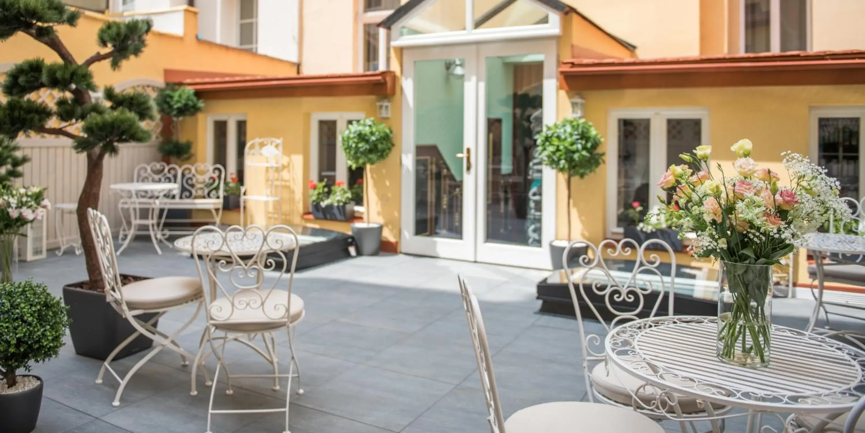 Seating area in Hotel Hastal Prague Old Town