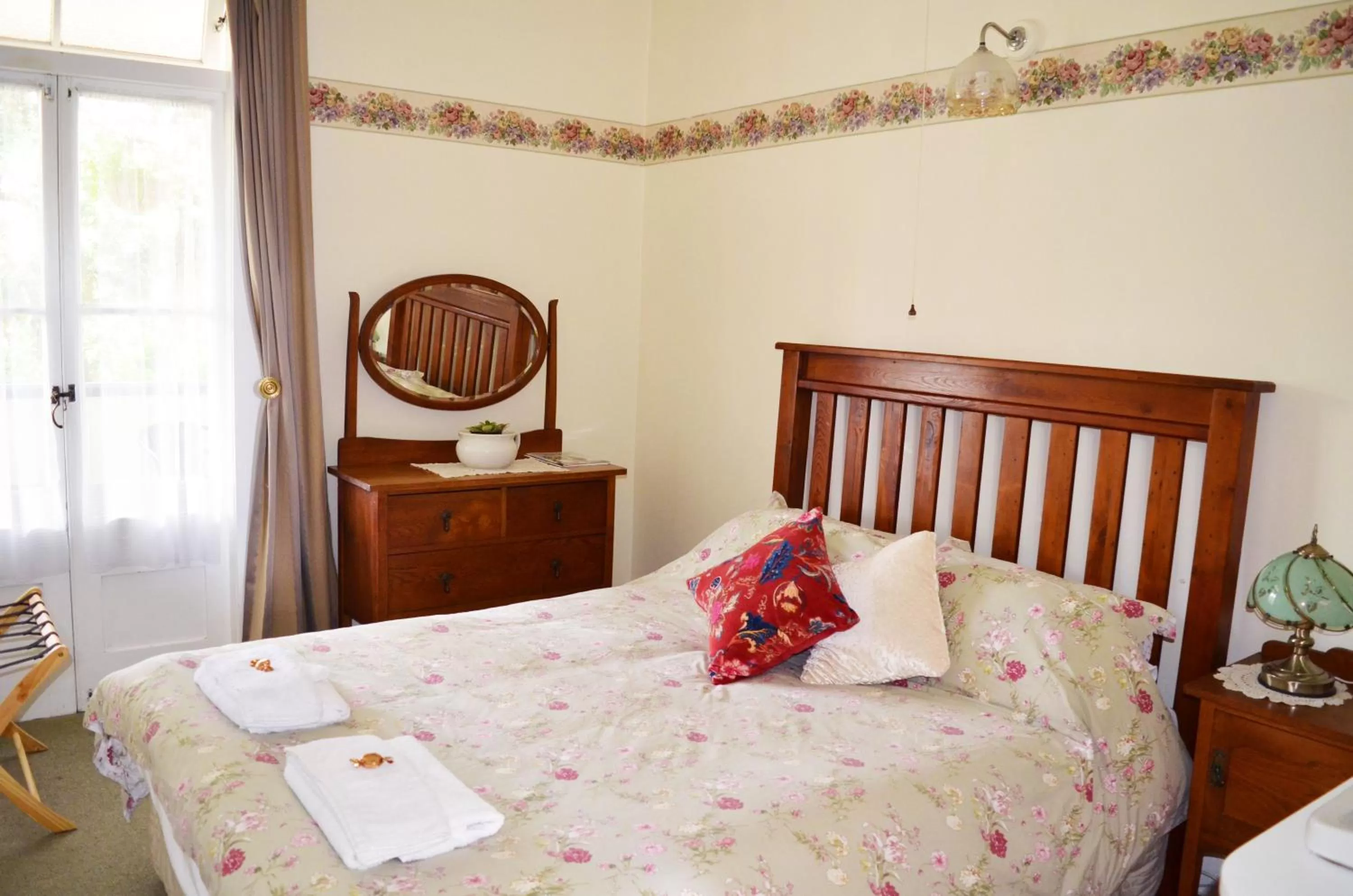 Photo of the whole room, Bed in Braemar House B&B and YHA Hostel