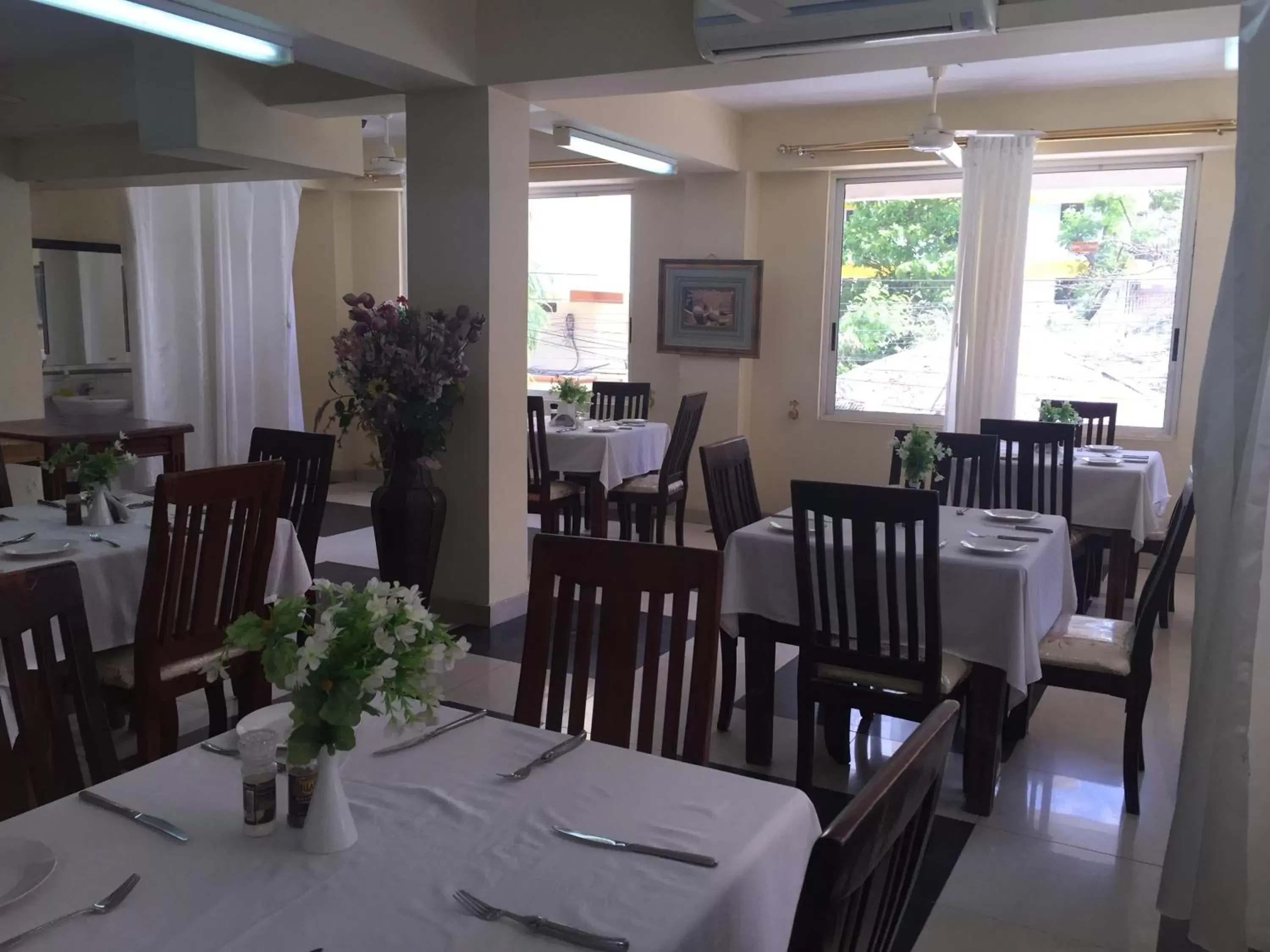 Restaurant/Places to Eat in Iris Hotel Dar Es Salaam