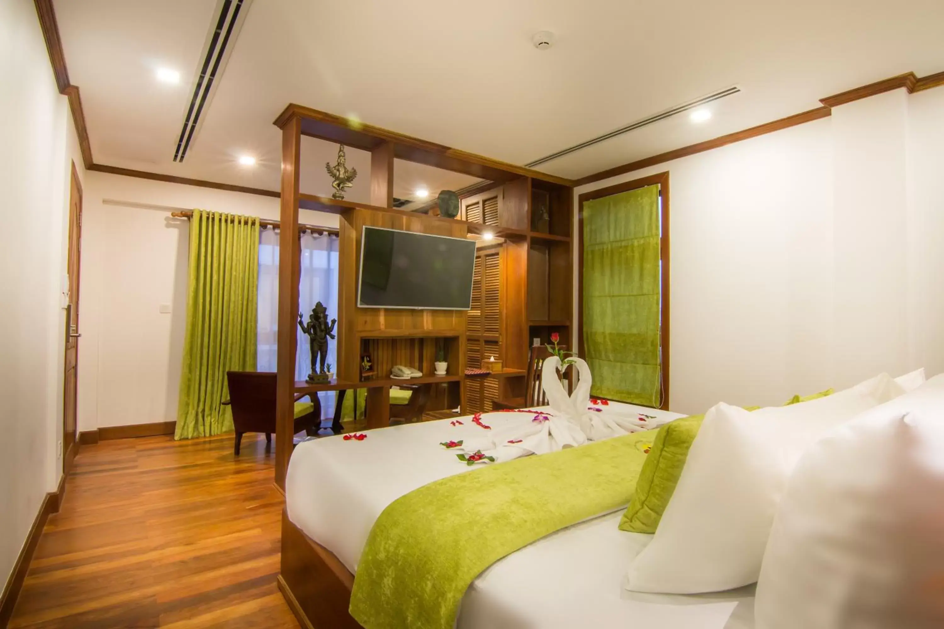 Junior Suite king Size Bed with Balcony in Rei Kandoeng Angkor