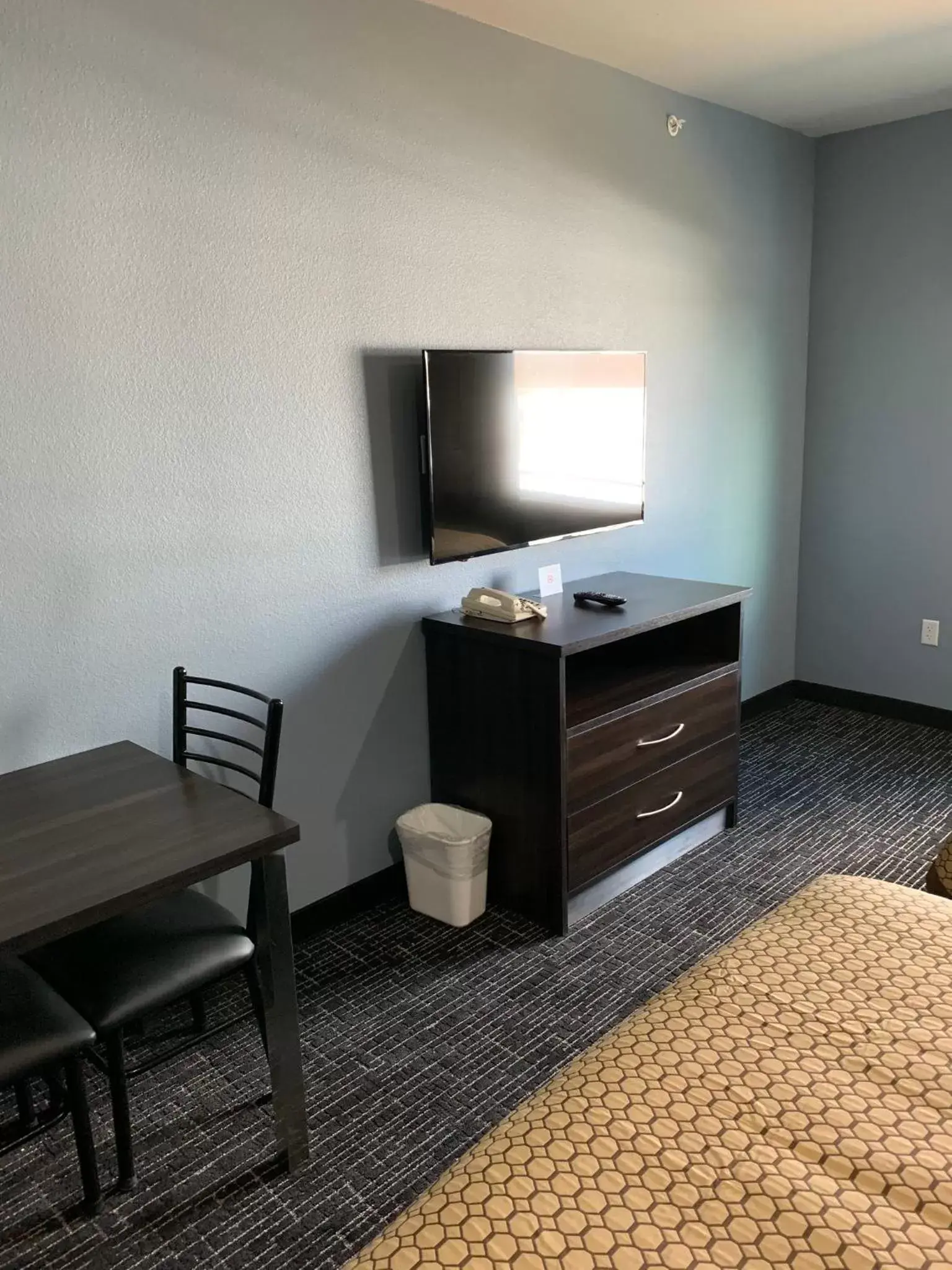 TV/Entertainment Center in Scottish Inns and Suites Scarsdale