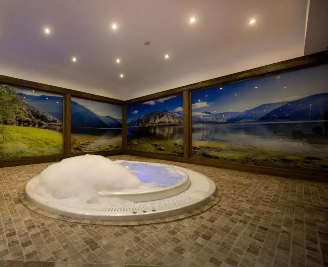 Hot Tub, Swimming Pool in Hotel Carpathia