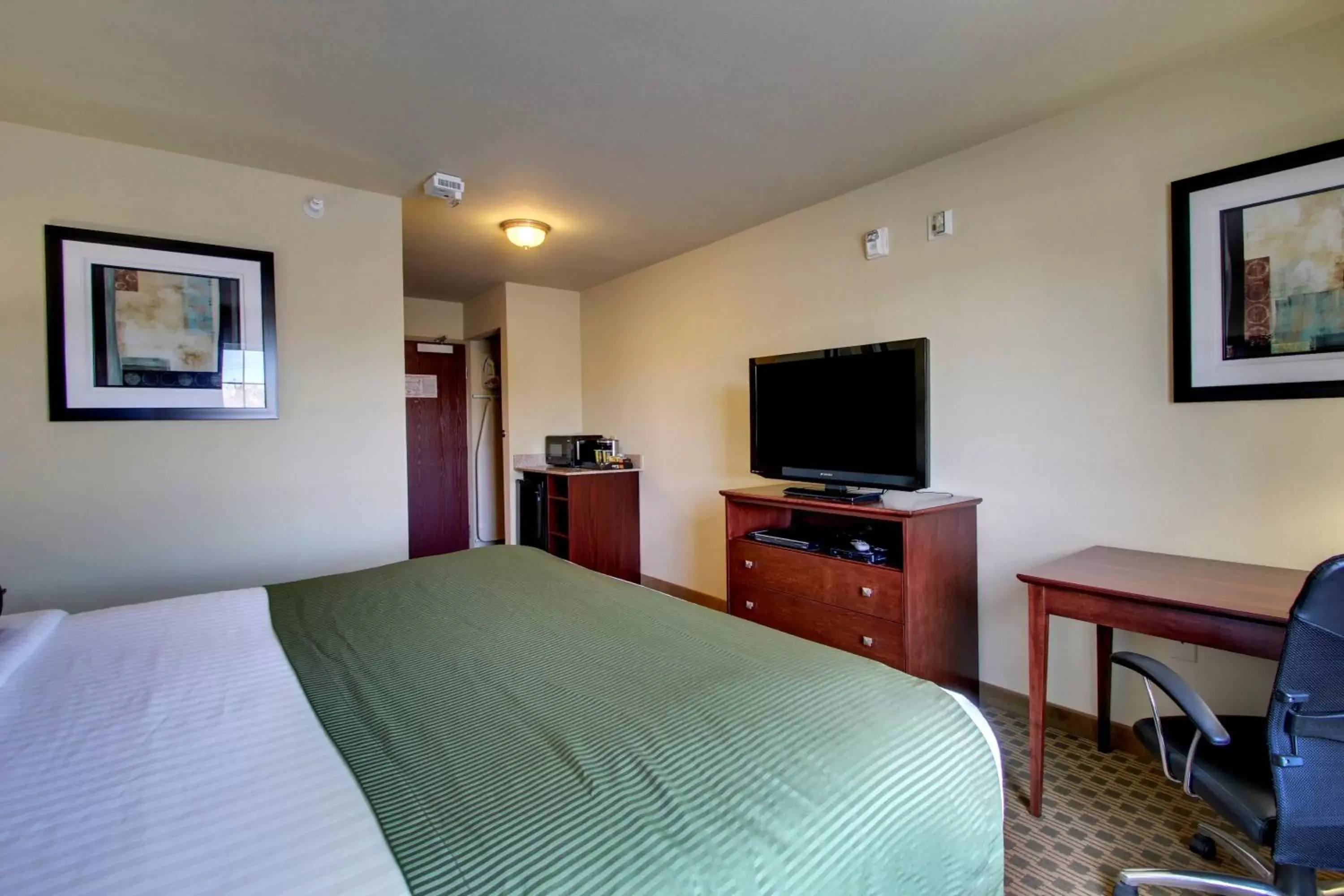 Photo of the whole room, Bed in Stanton Inn and Suites