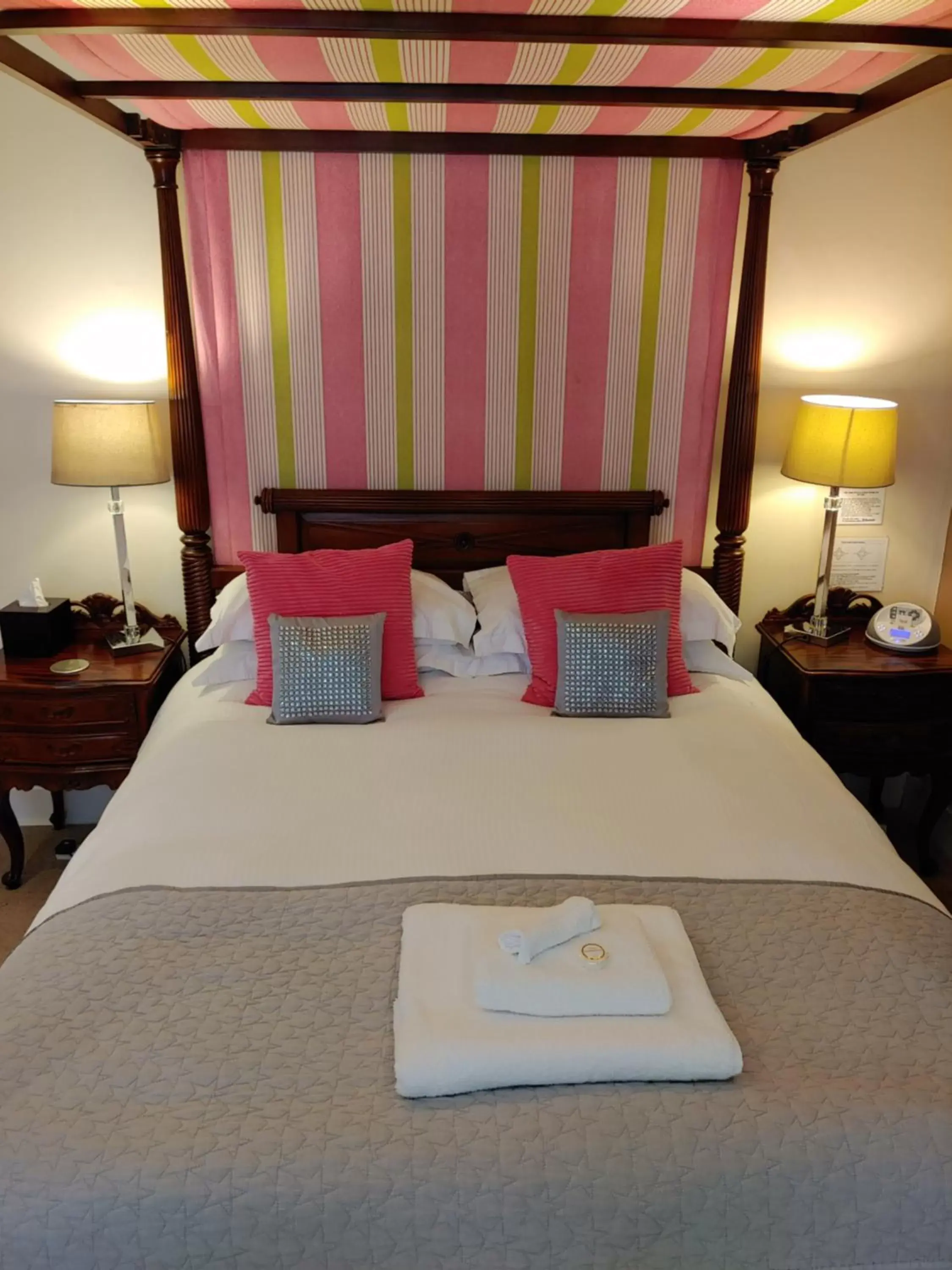 Bed in The Bath House Boutique B&B - IN-ROOM Breakfast - FREE parking