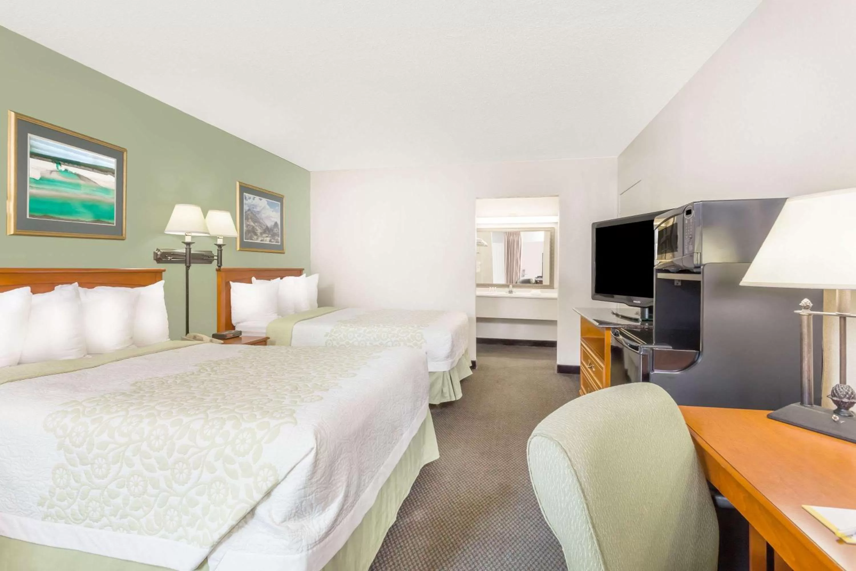Photo of the whole room, Bed in Days Inn by Wyndham Cedar Falls- University Plaza
