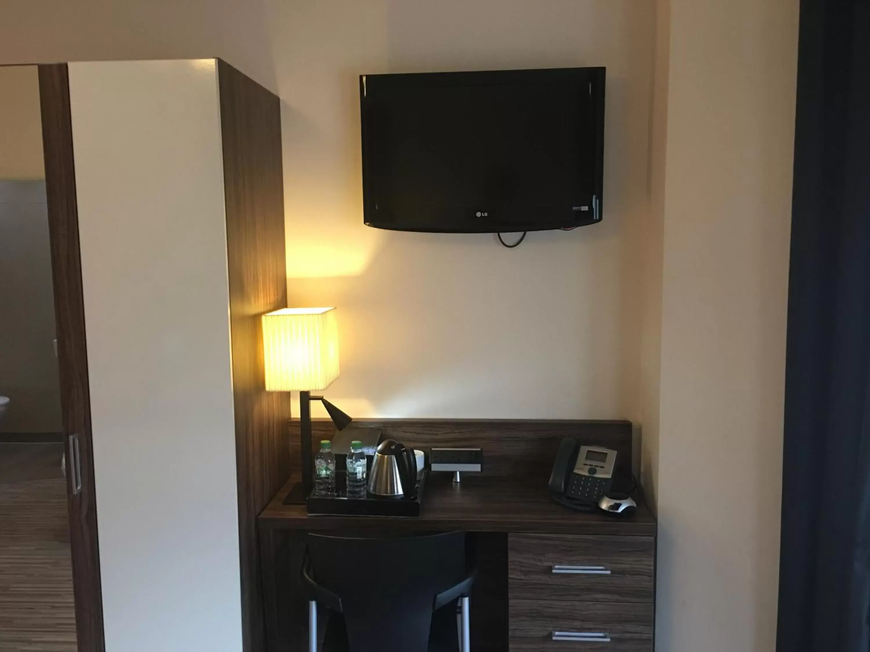 TV and multimedia, TV/Entertainment Center in Simply Rooms & Suites