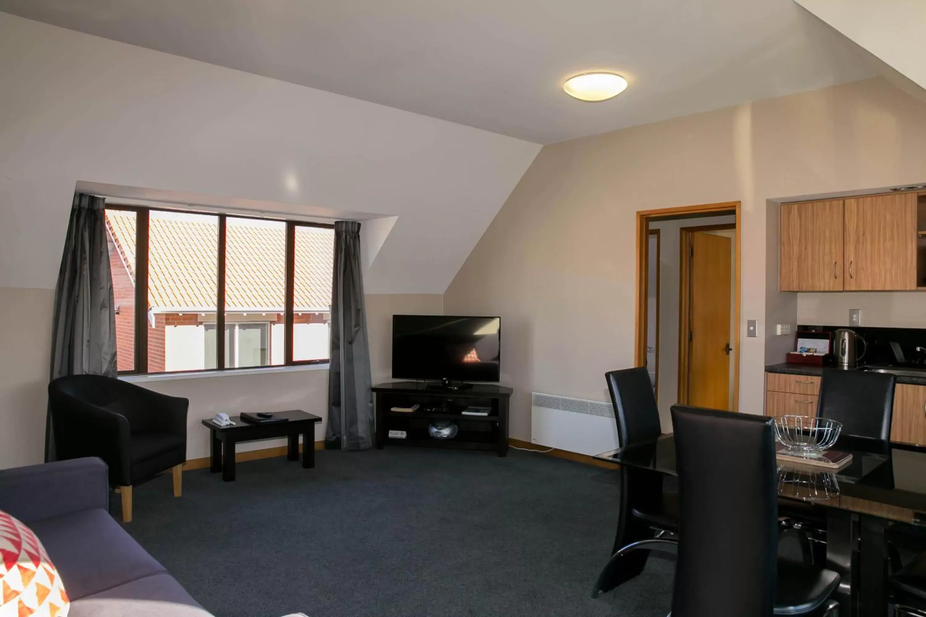 Photo of the whole room, Seating Area in Allan Court Motel