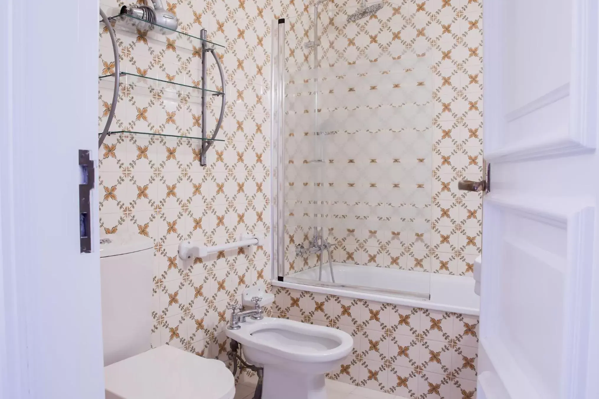 Shower, Bathroom in The Rooftop Suites