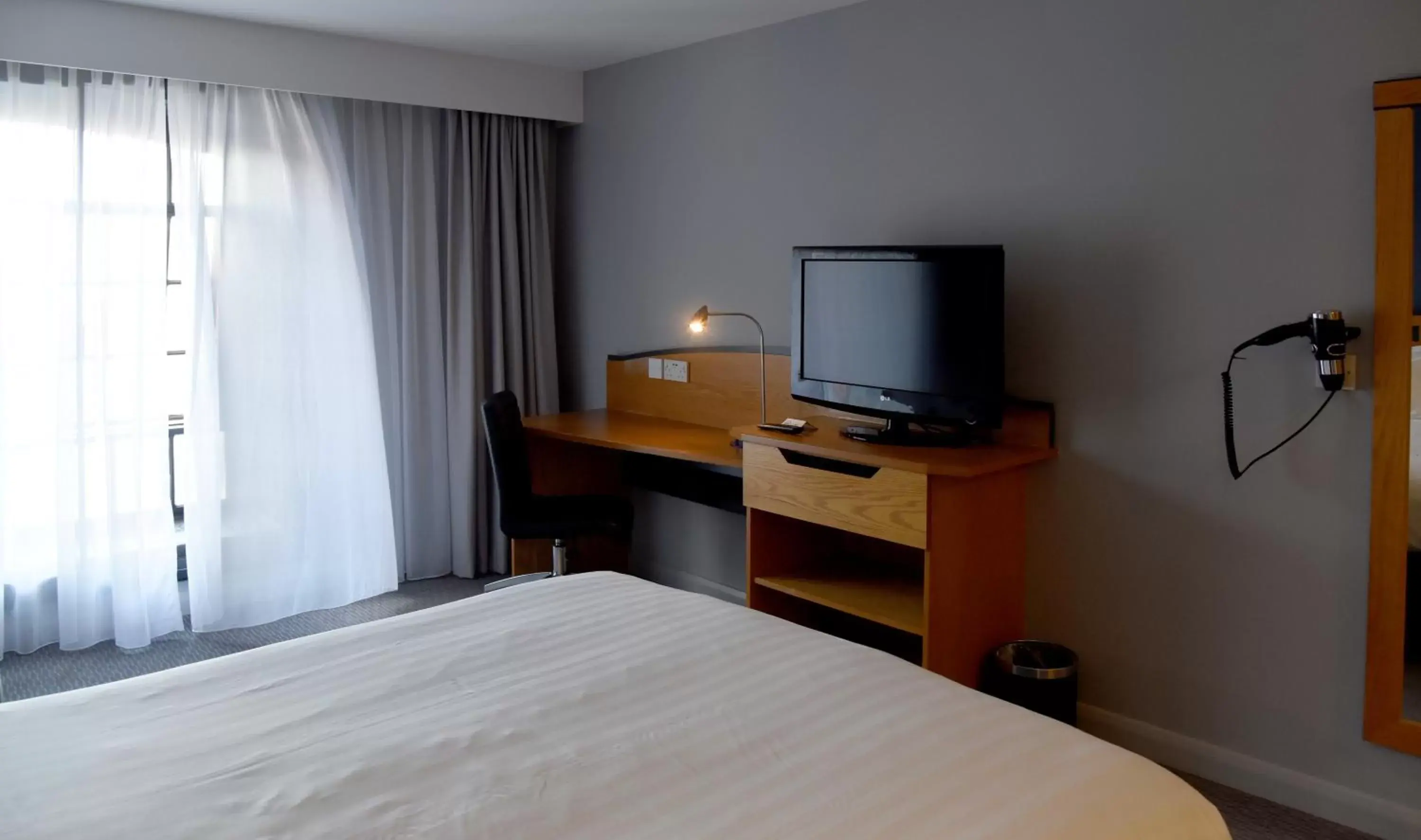 Bed, TV/Entertainment Center in Holiday Inn Express Liverpool-Albert Dock, an IHG Hotel