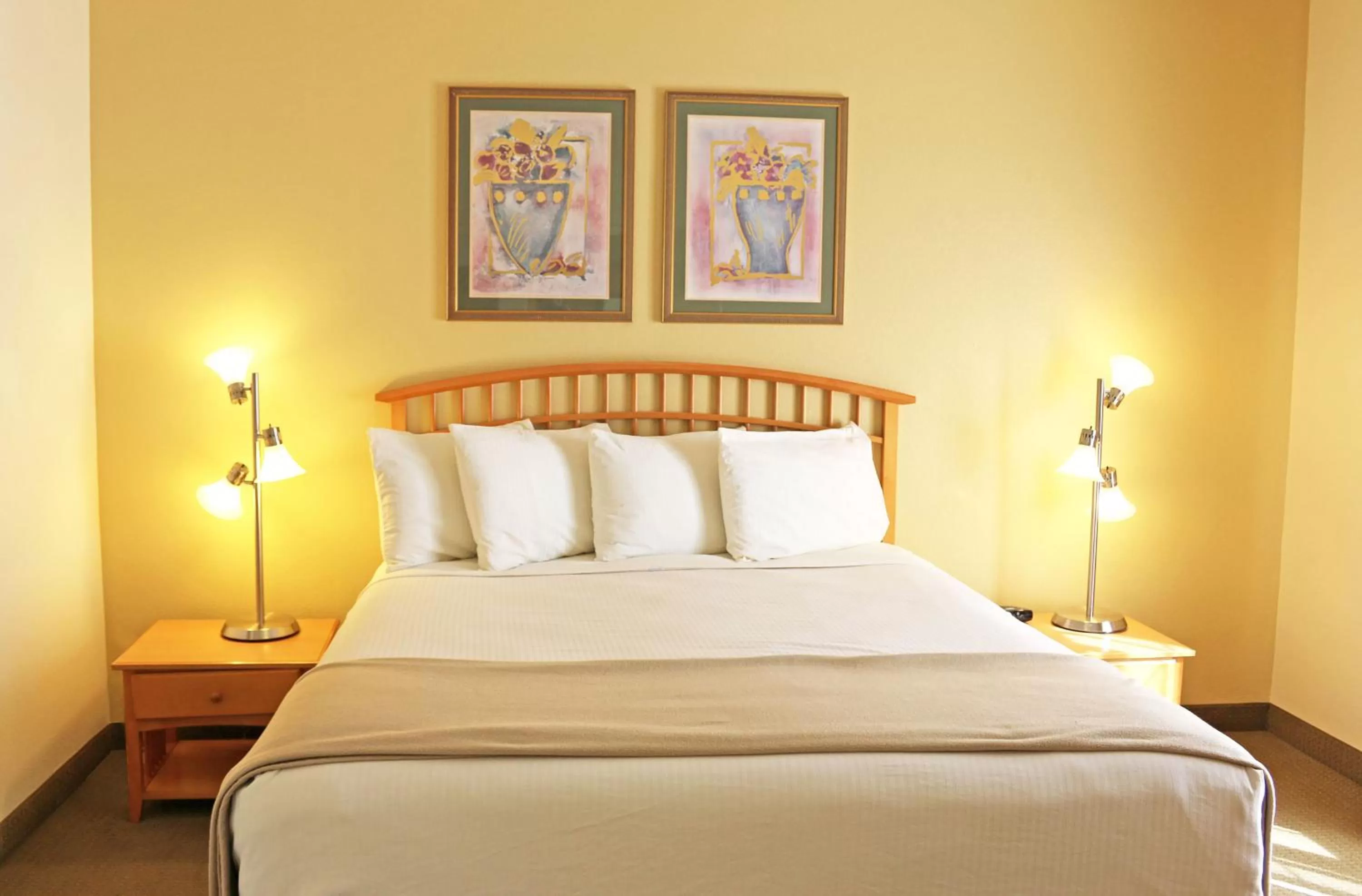 Bed in Raintree's Cimarron Golf Resort Palm Springs