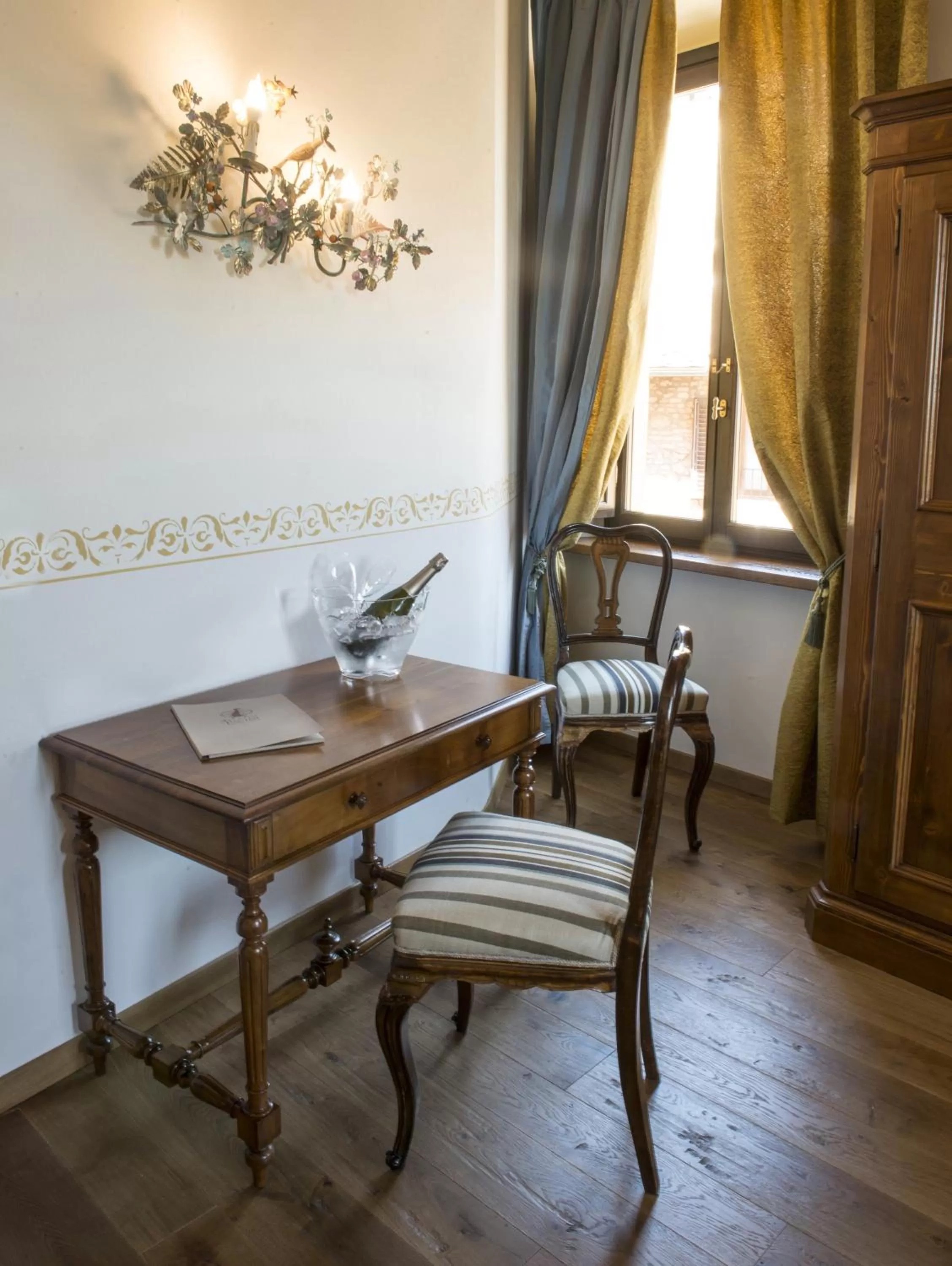 Decorative detail in Palazzo Pacini