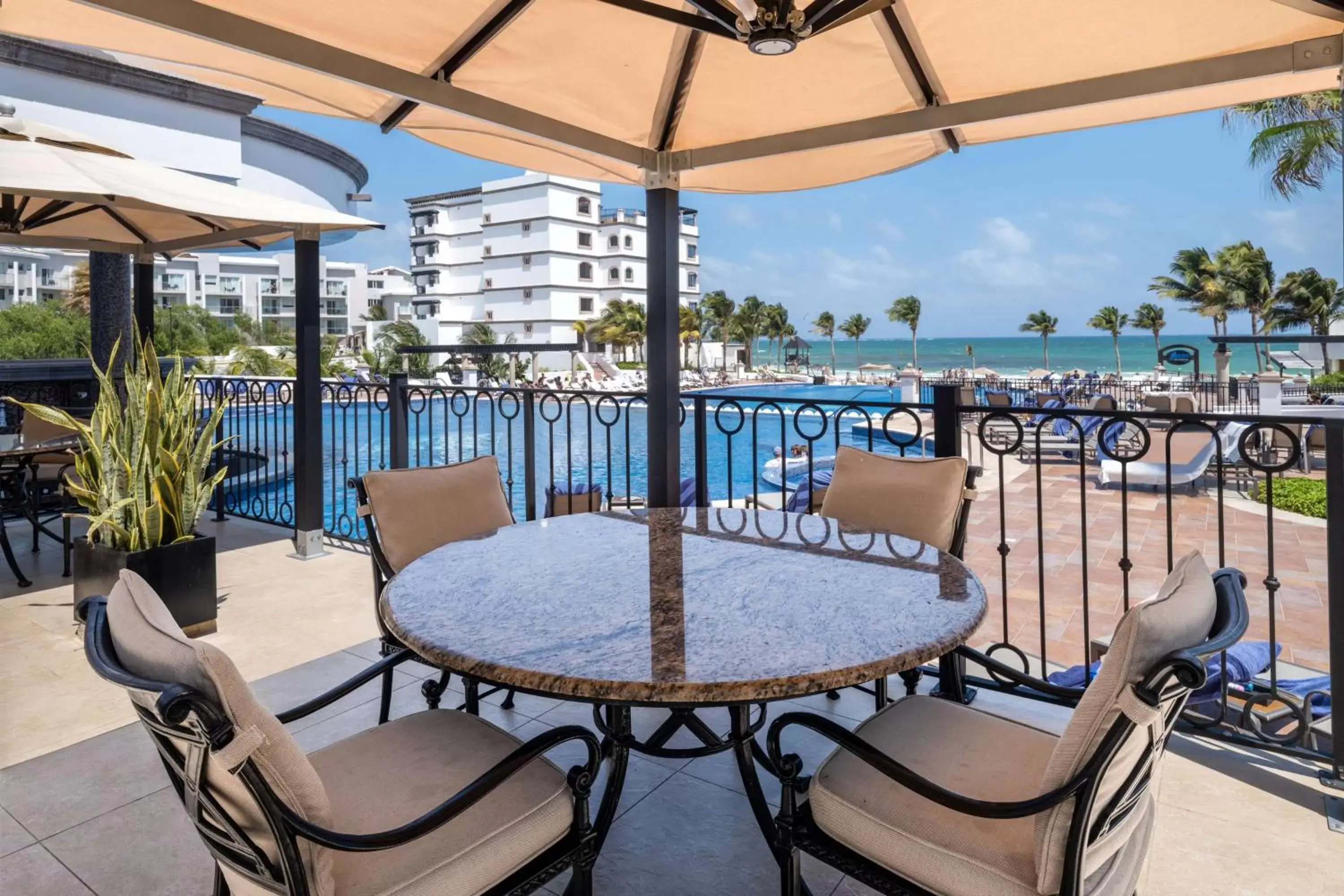 Restaurant/places to eat, Pool View in Grand Residences Riviera Cancun, All Inclusive