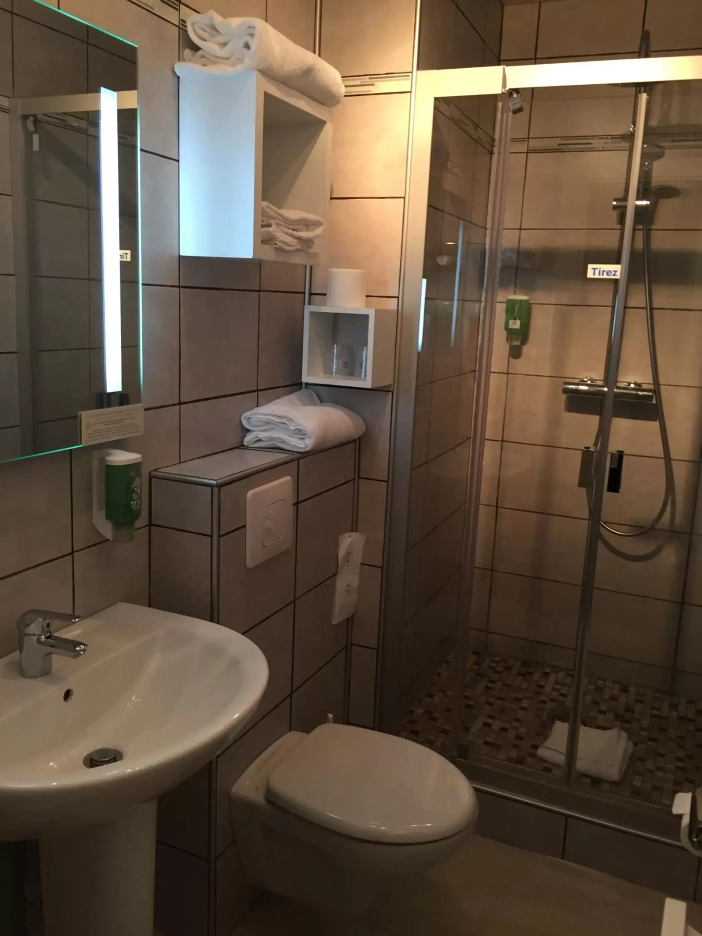 Shower, Bathroom in Grand Hotel de L'Univers