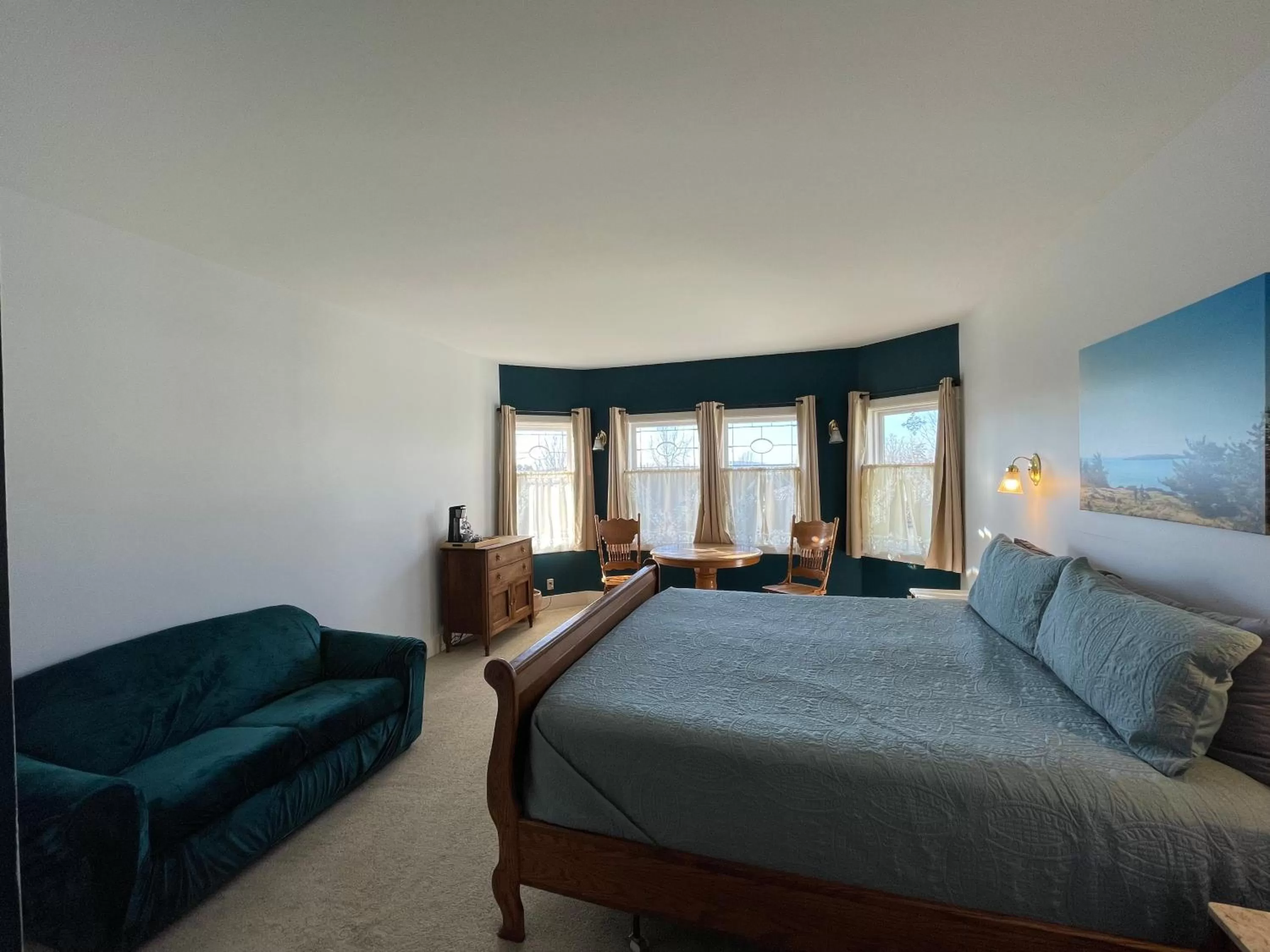 Bed in The Edenwild Boutique Inn