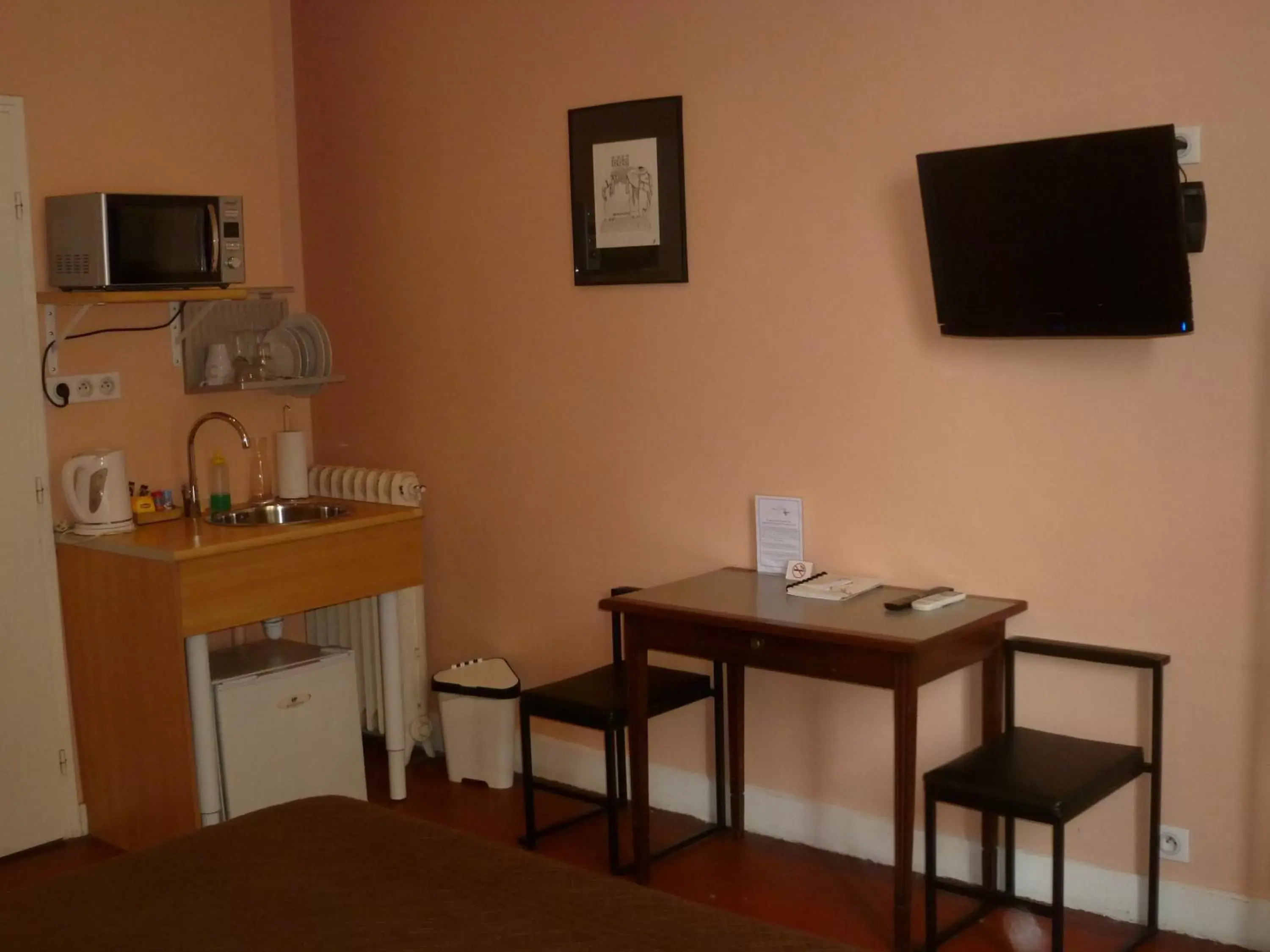 Coffee/tea facilities, TV/Entertainment Center in Hotel Victor Hugo Nice