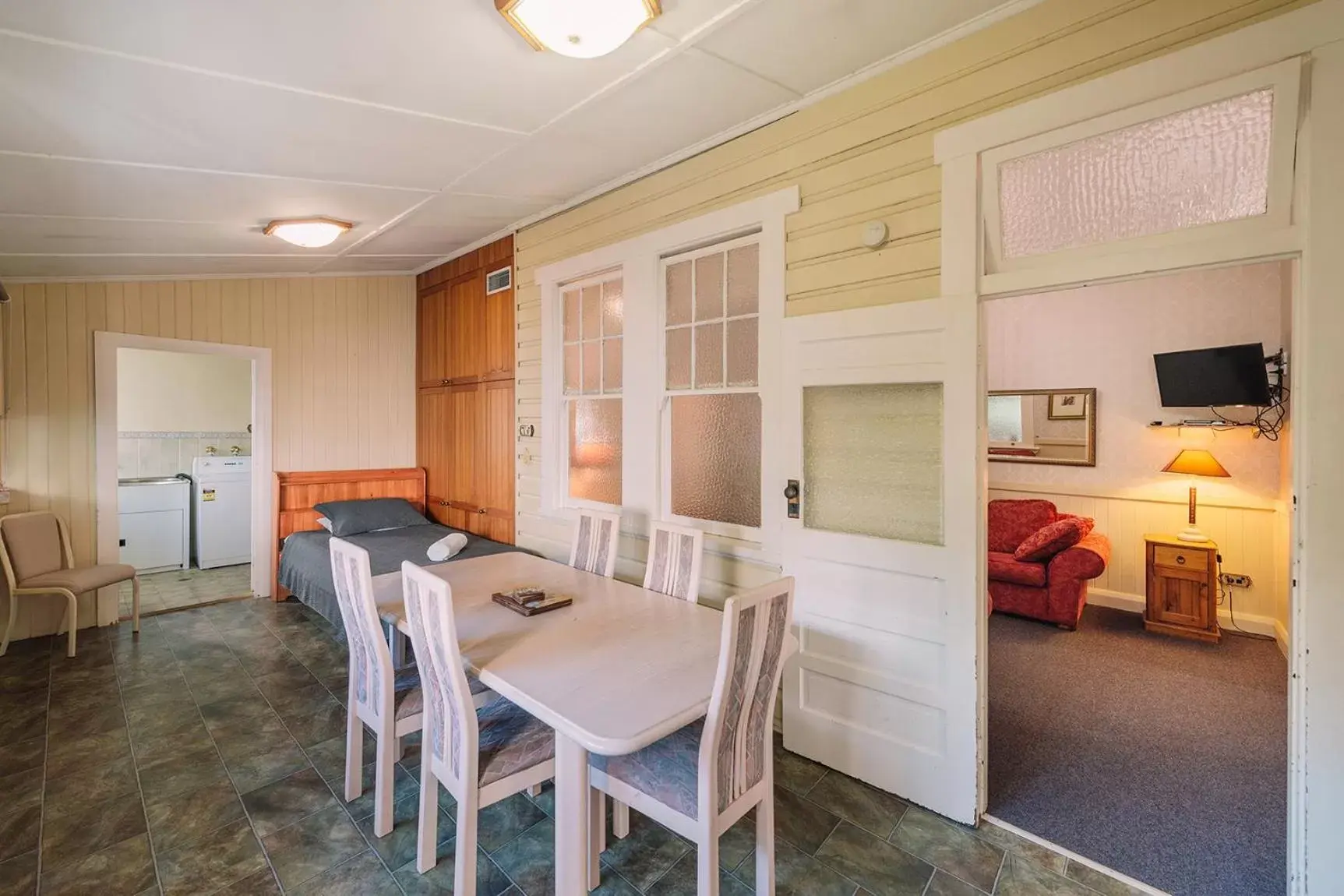 Living room, Dining Area in Fitzroy Motor Inn