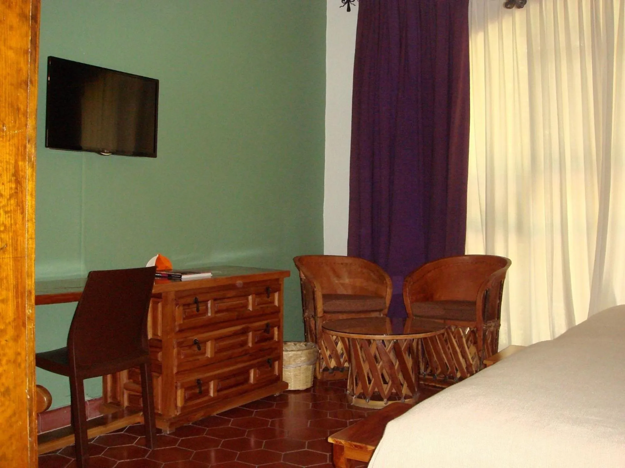 Seating area, TV/Entertainment Center in Rancho Hotel Atascadero