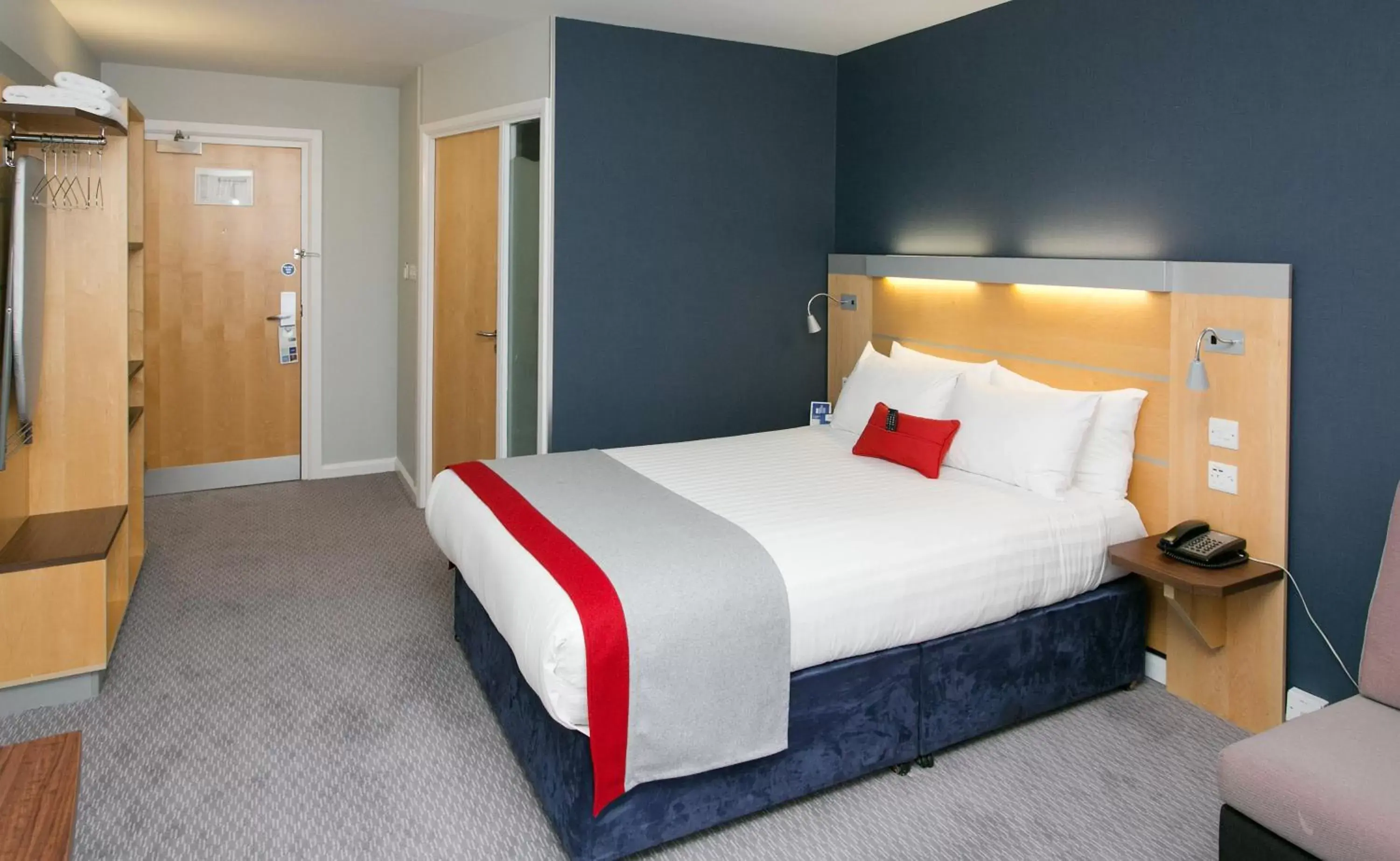 Photo of the whole room, Bed in Holiday Inn Express Antrim, an IHG Hotel