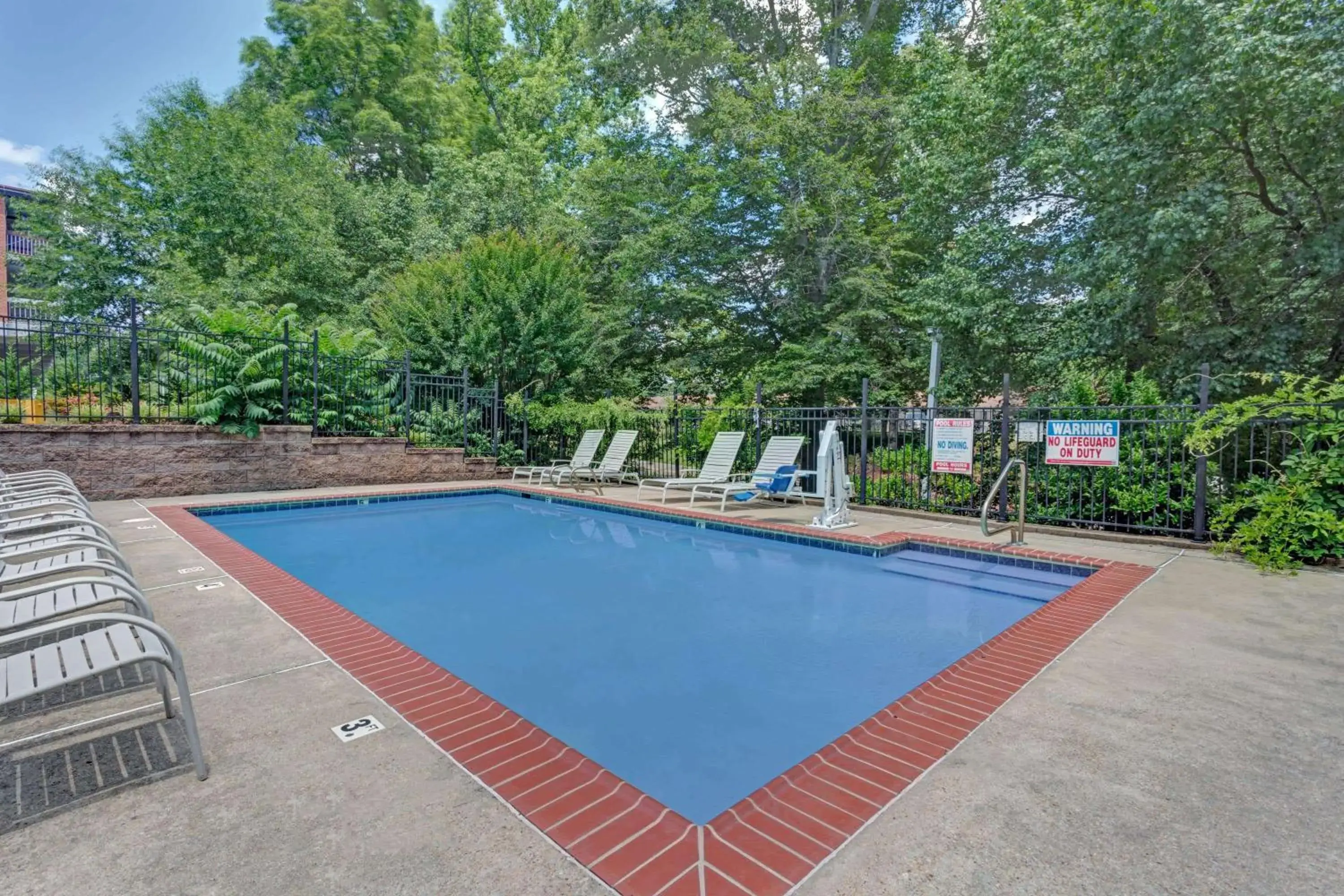Activities, Swimming Pool in Travelodge by Wyndham Williamsburg Colonial Area