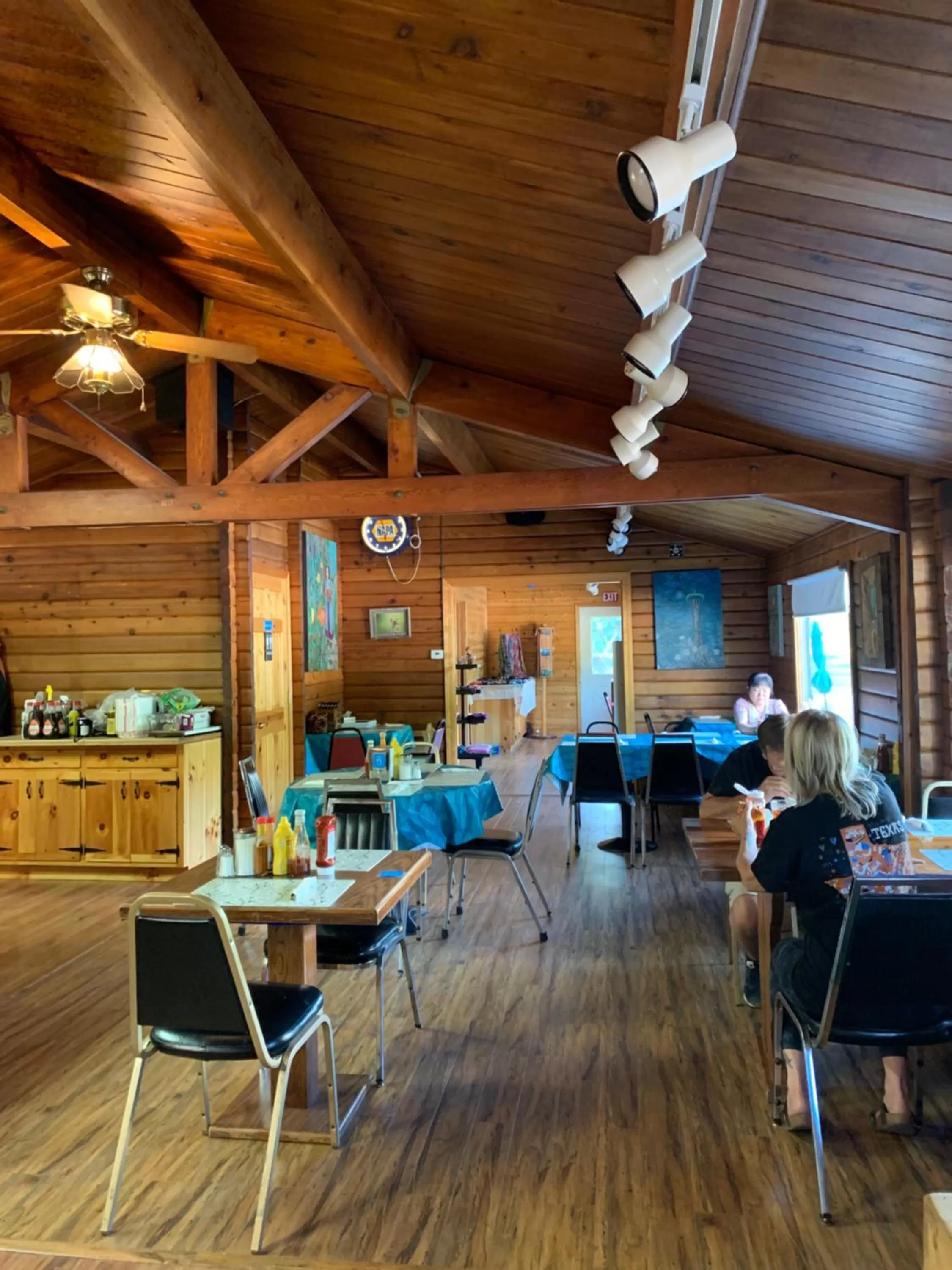 Restaurant/Places to Eat in Glacier Haven Inn