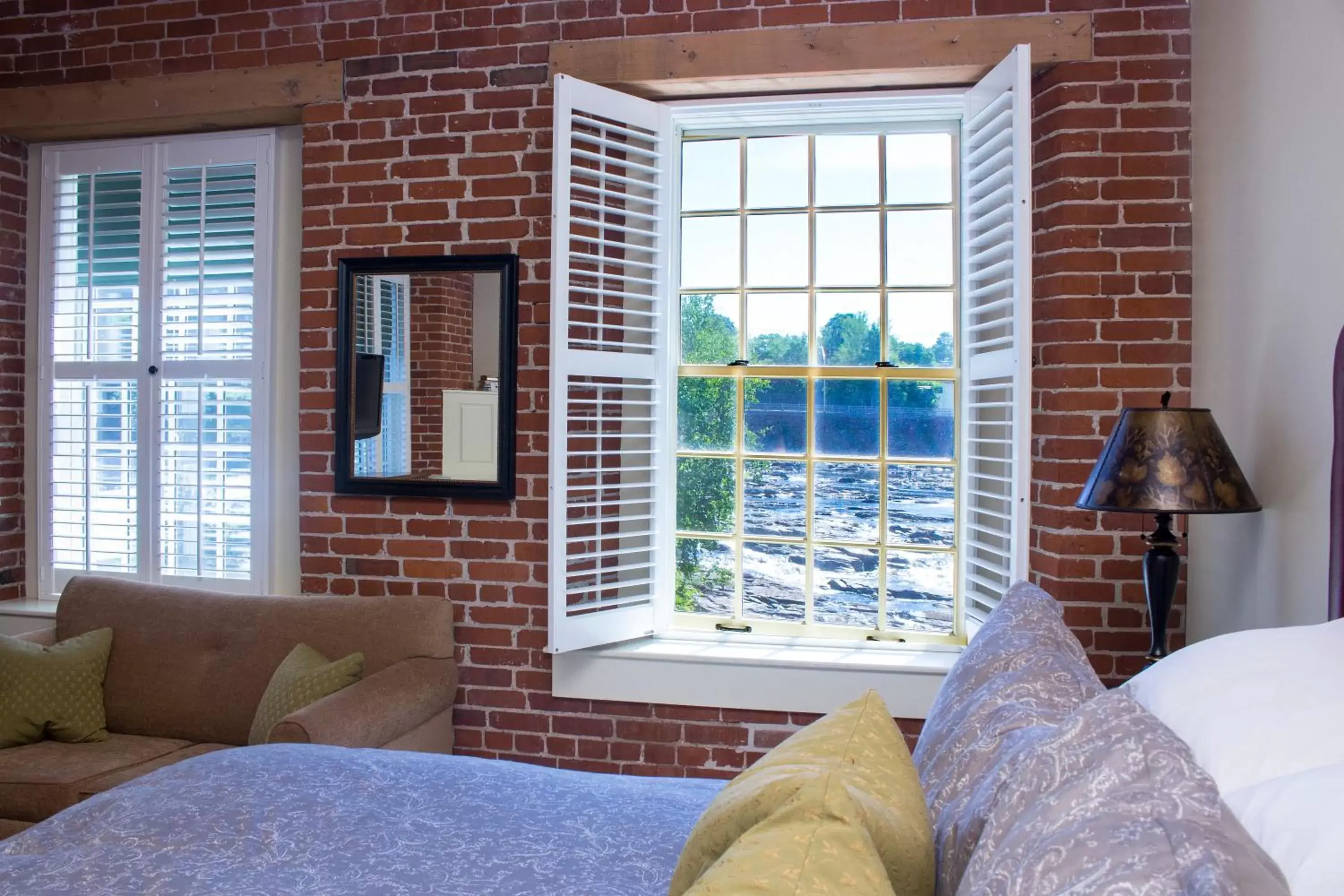 Bed, Seating Area in The Common Man Inn & Restaurant